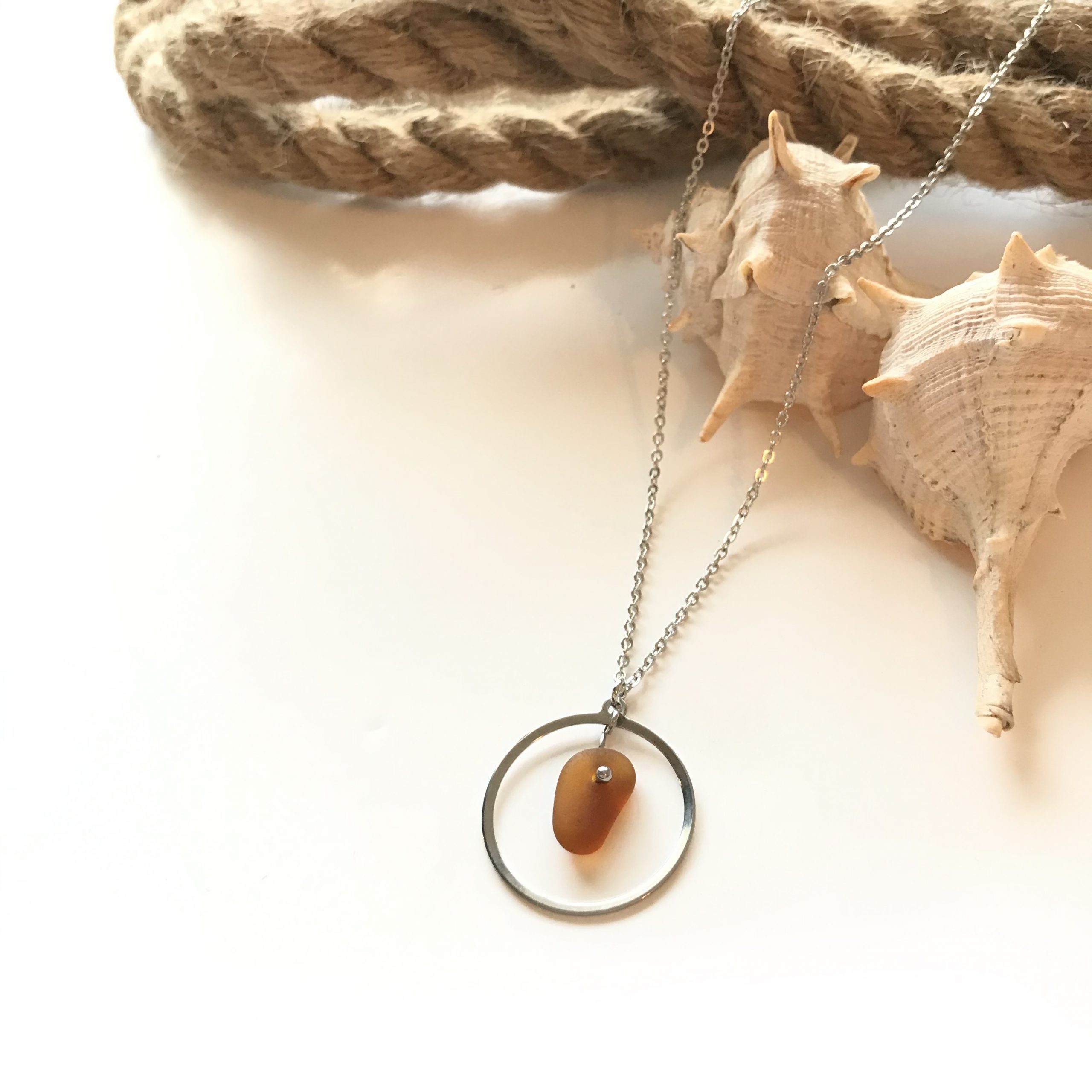 SABLE VERT | Collier ATOLL Ambre - Bijou pendentif écologique en verre recyclé - Fabriqué en France