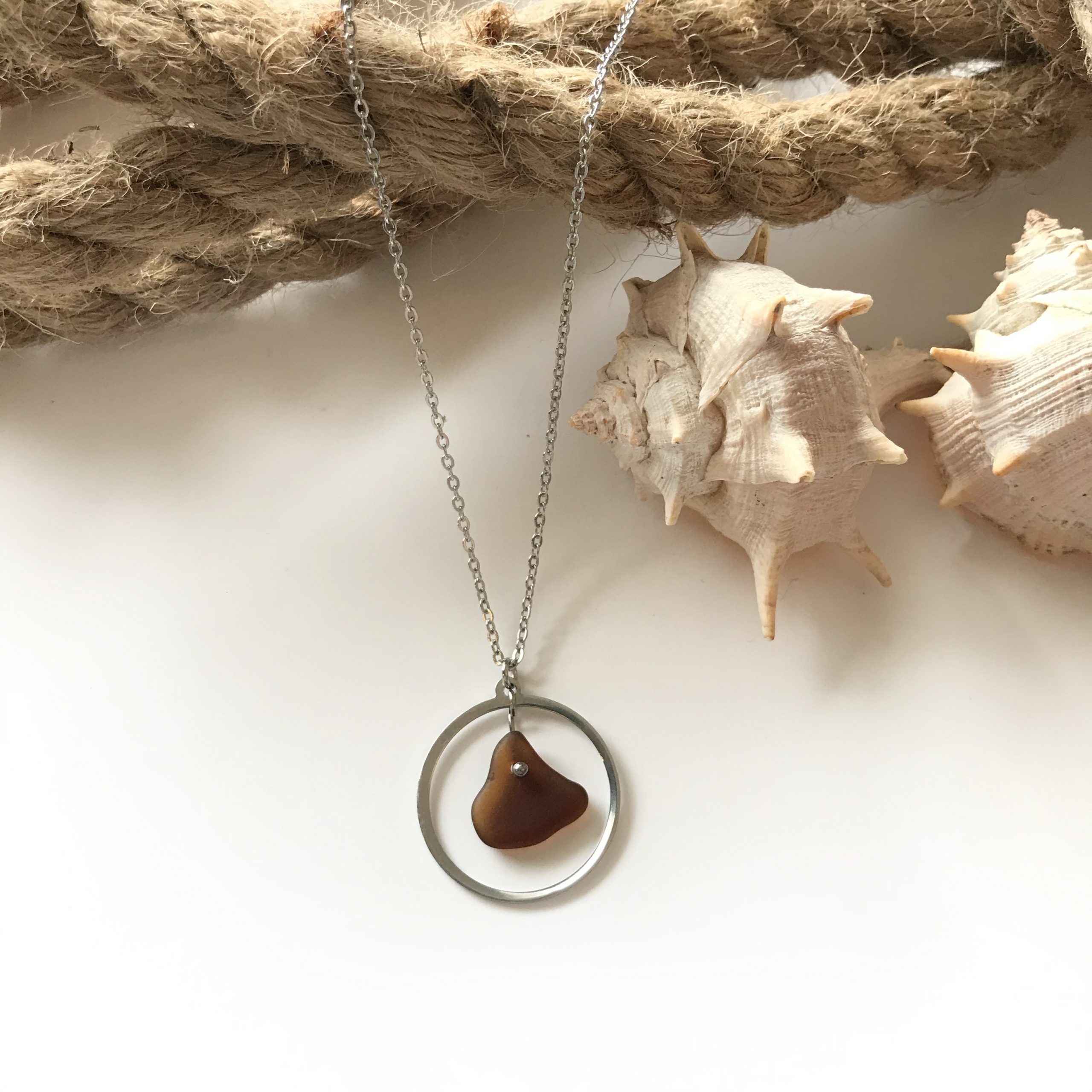 SABLE VERT | Collier ATOLL Ambre - Bijou pendentif écologique en verre recyclé - Fabriqué en France
