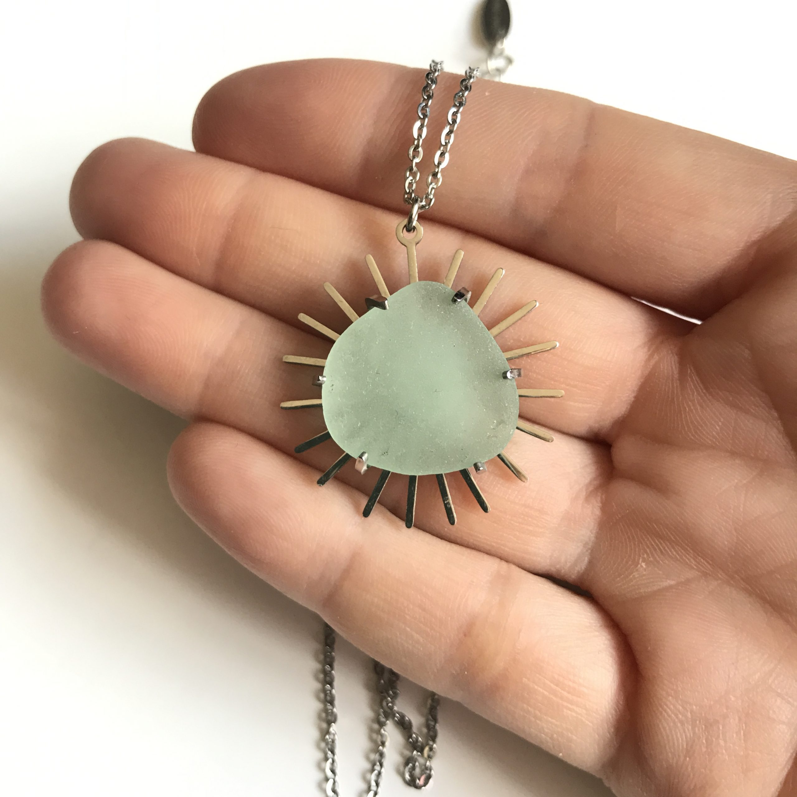 SABLE_VERT_Collier_Pendentif_Soleil_de_mer_en_verre_depoli_IMG_8469