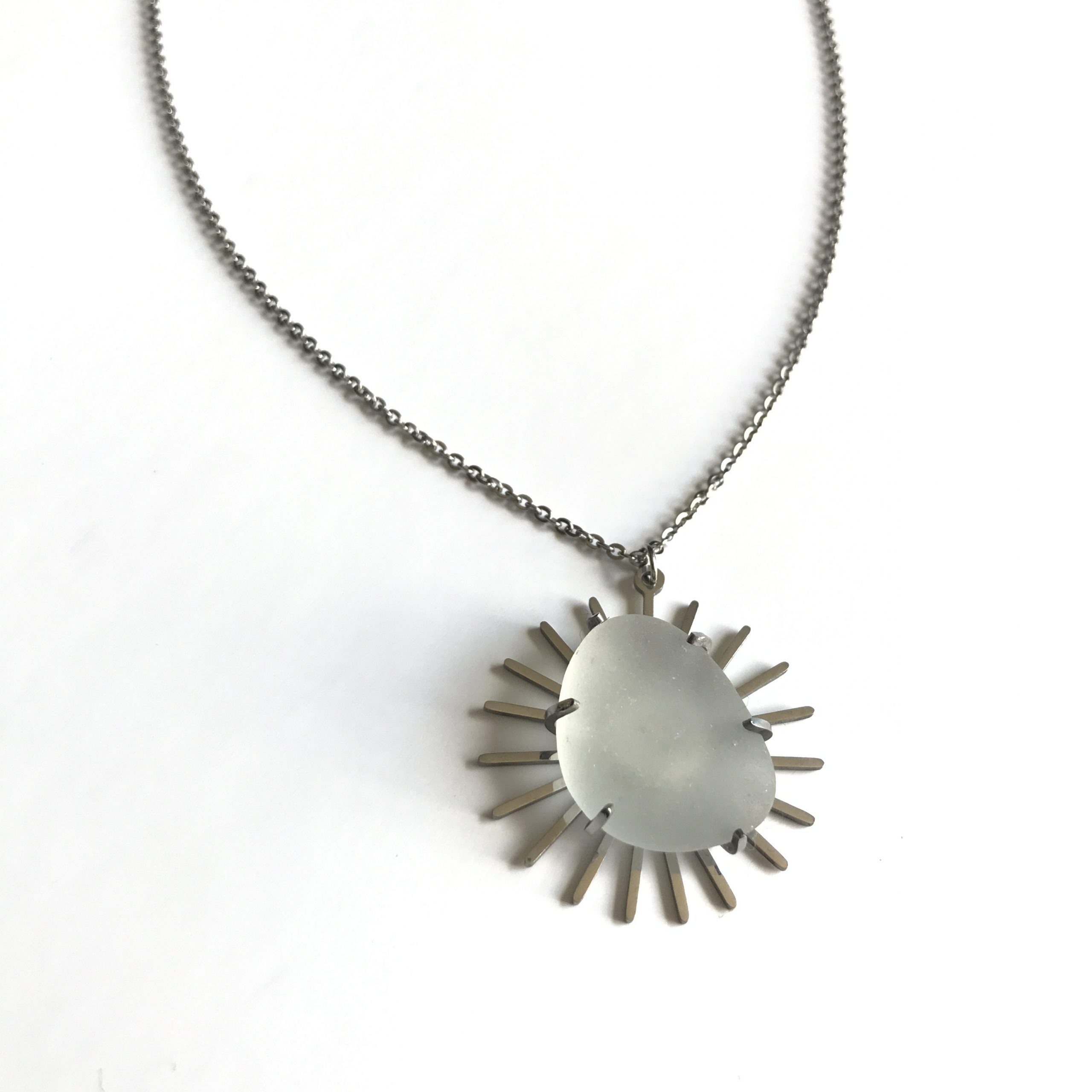 SABLE_VERT_Collier_Pendentif_Soleil_de_mer_en_verre_depoli_IMG_8470