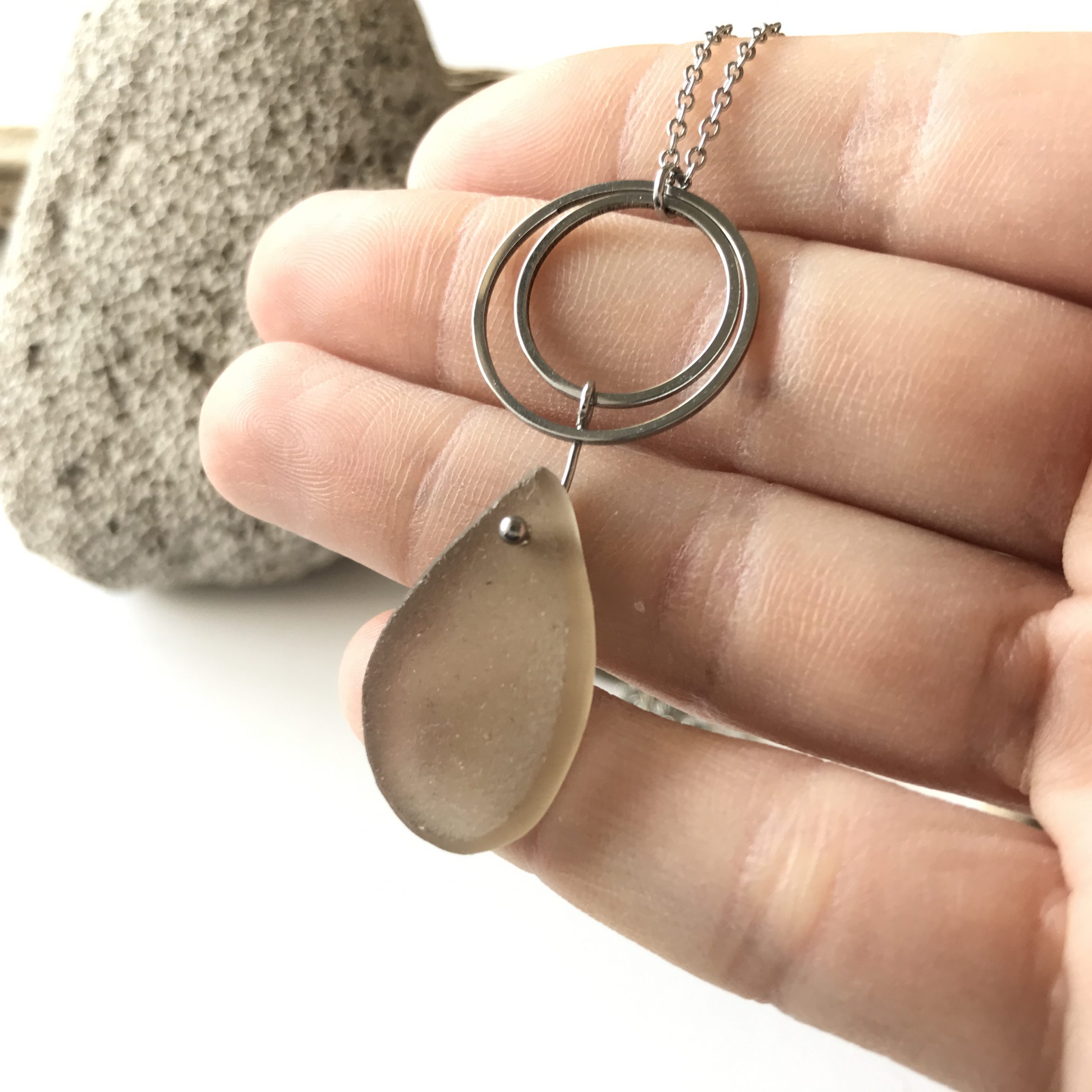 SABLE VERT | Collier GOUTTE SALÉE - Bijou pendentif écologique en verre des plages - Fabriqué en France Antibes