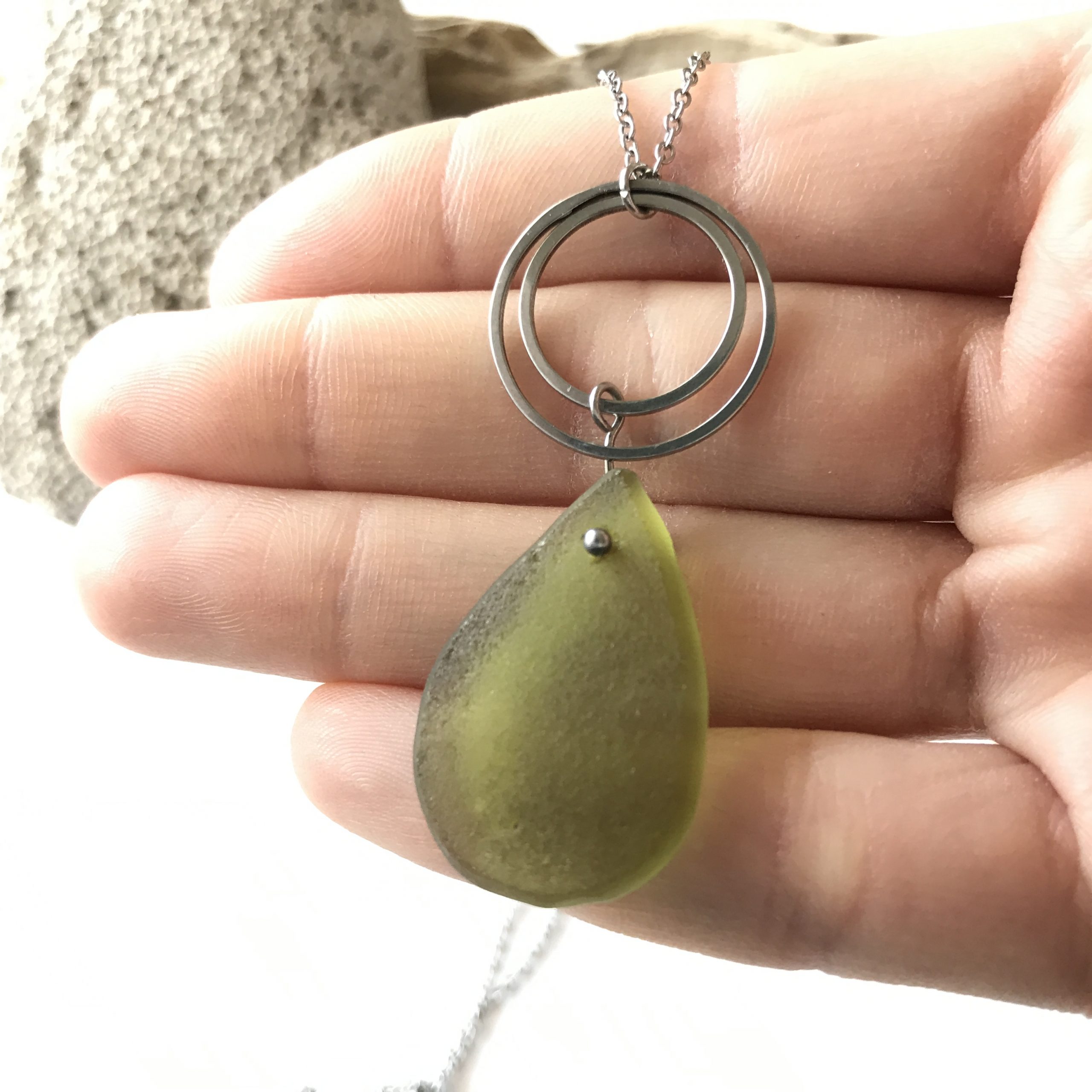 SABLE VERT | Collier GOUTTE SALÉE - Bijou pendentif écologique en verre des plages - Fabriqué en France Antibes