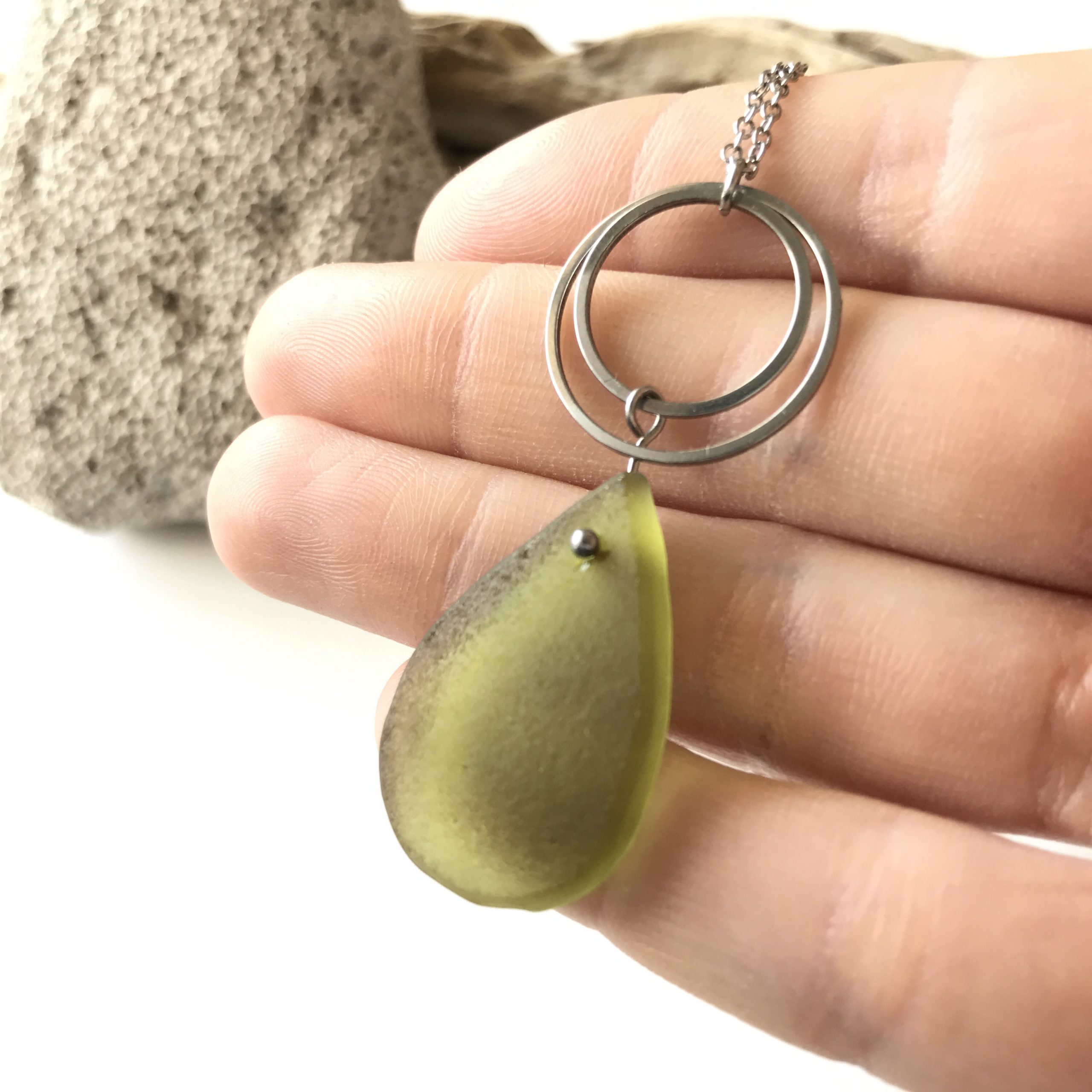 SABLE VERT | Collier GOUTTE SALÉE - Bijou pendentif écologique en verre des plages - Fabriqué en France Antibes