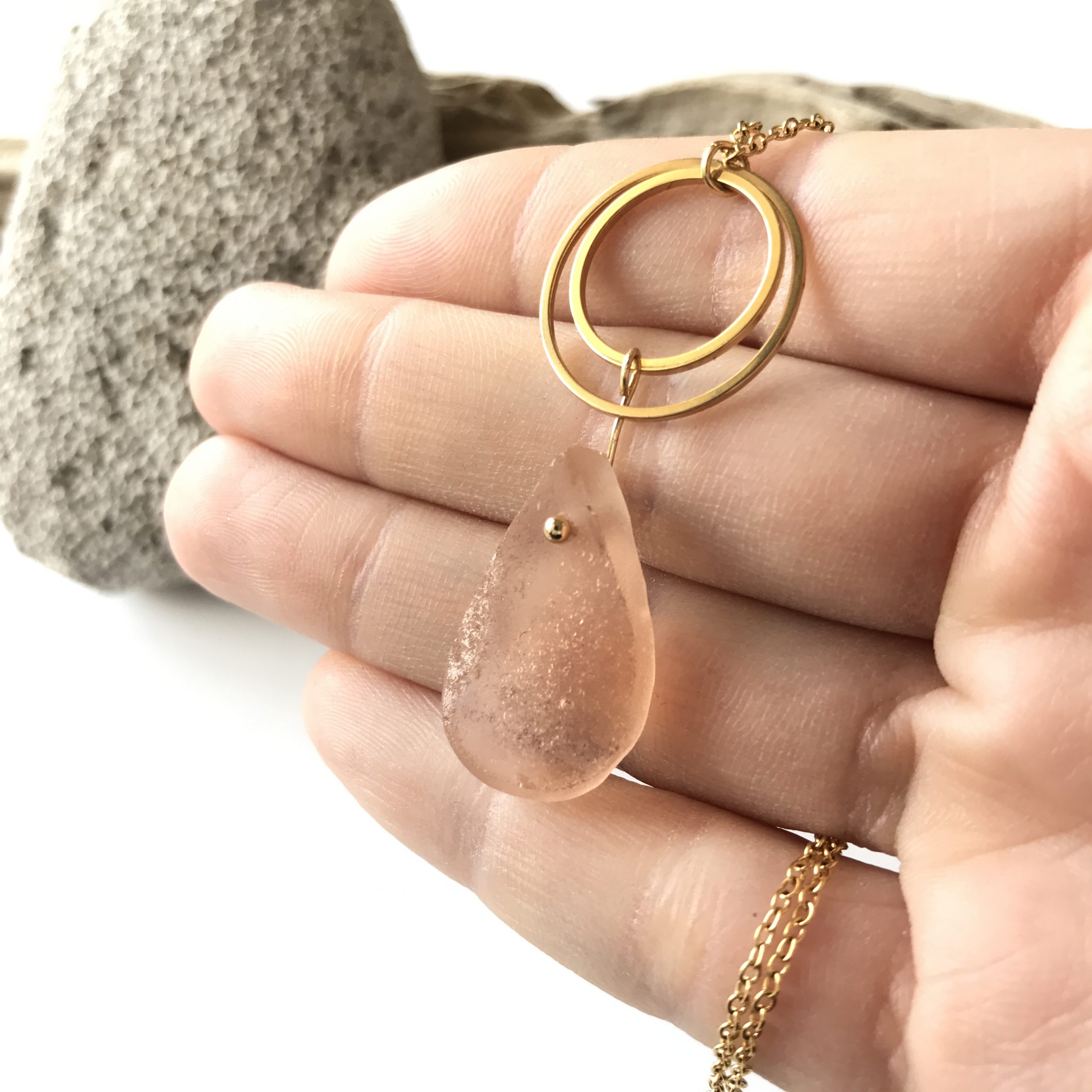 SABLE VERT | Collier GOUTTE SALÉE - Bijou pendentif écologique en verre des plages - Fabriqué en France Antibes