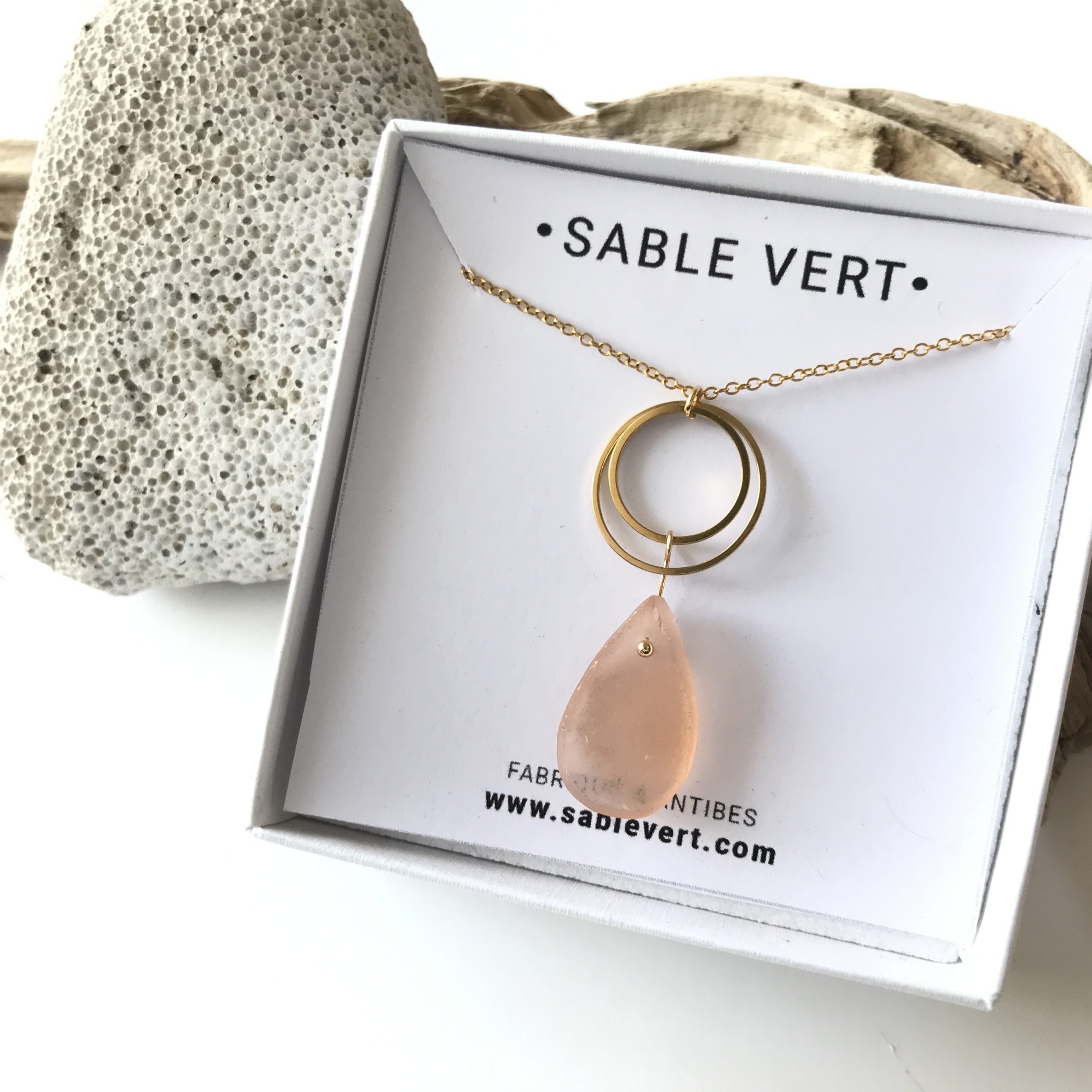 SABLE VERT | Collier GOUTTE SALÉE - Bijou pendentif écologique en verre des plages - Fabriqué en France Antibes
