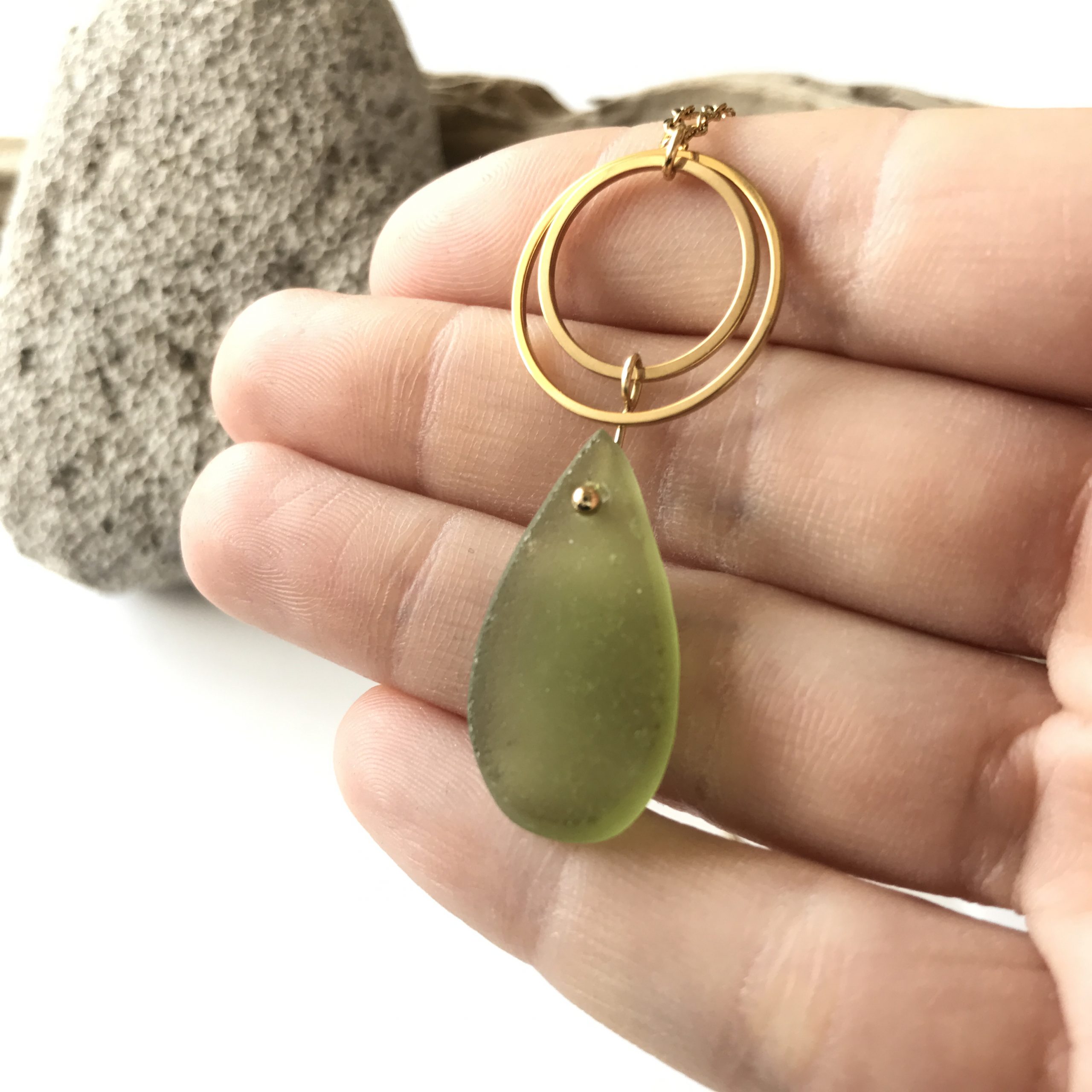 SABLE VERT | Collier GOUTTE SALÉE - Bijou pendentif écologique en verre des plages - Fabriqué en France Antibes