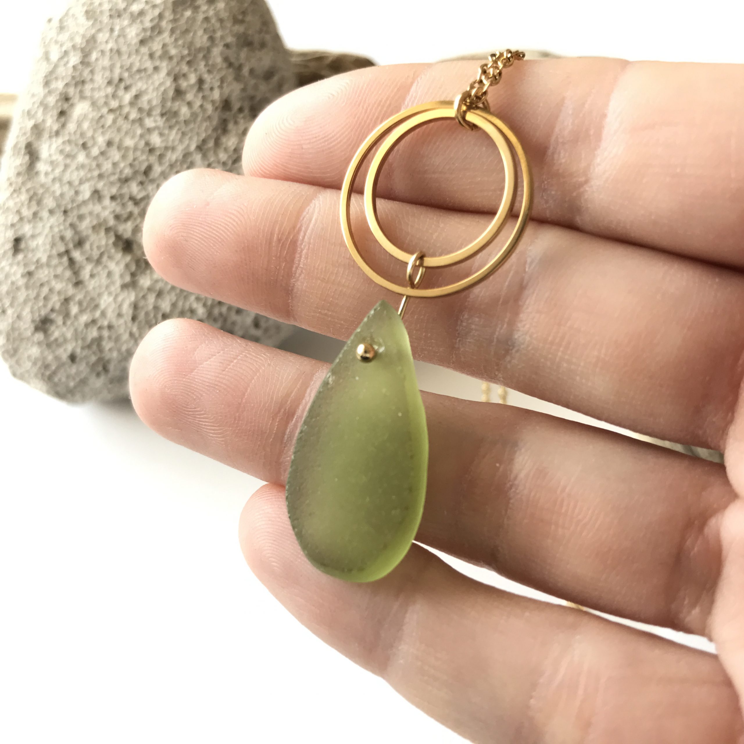 SABLE VERT | Collier GOUTTE SALÉE - Bijou pendentif écologique en verre des plages - Fabriqué en France Antibes