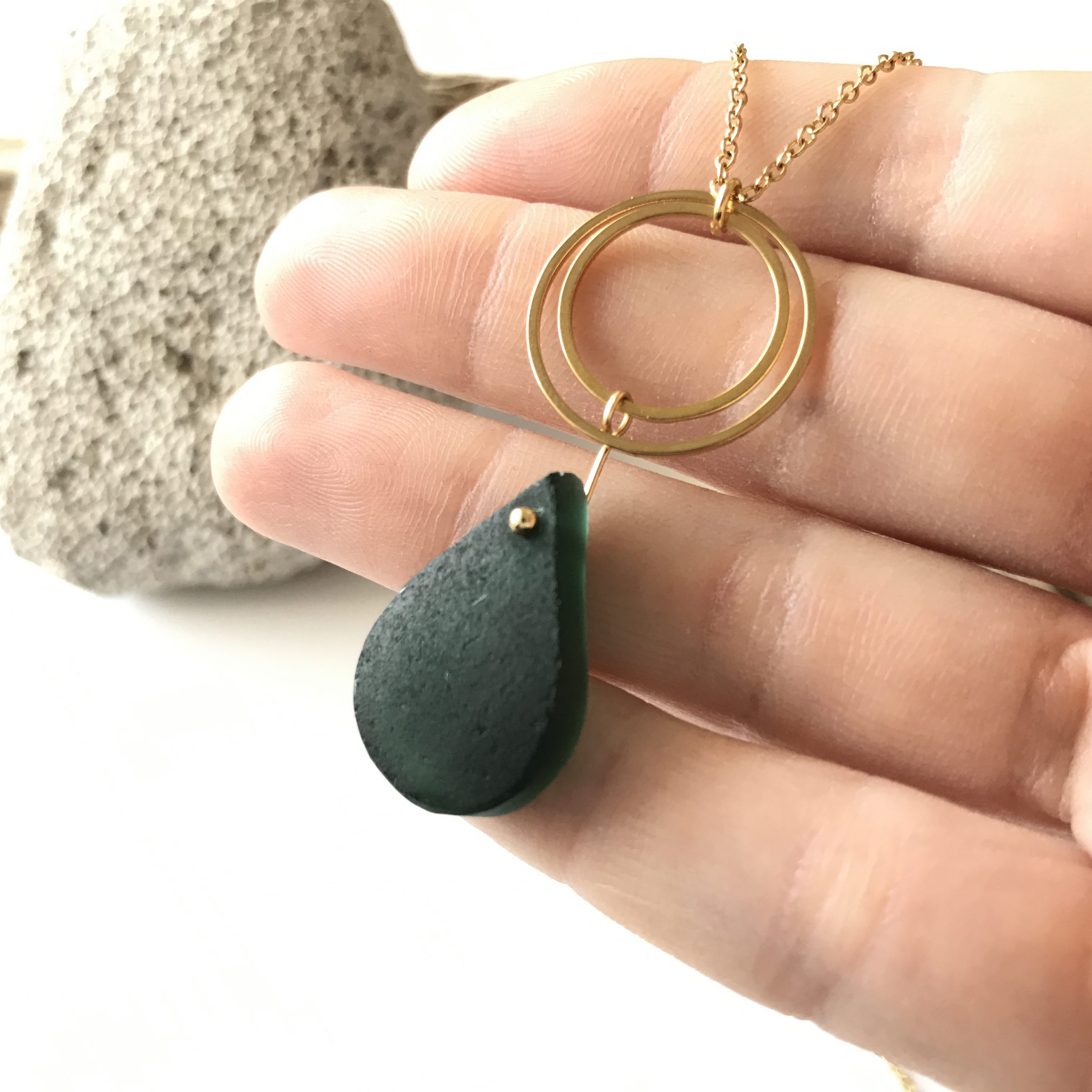 SABLE VERT | Collier GOUTTE SALÉE - Bijou pendentif écologique en verre des plages - Fabriqué en France Antibes