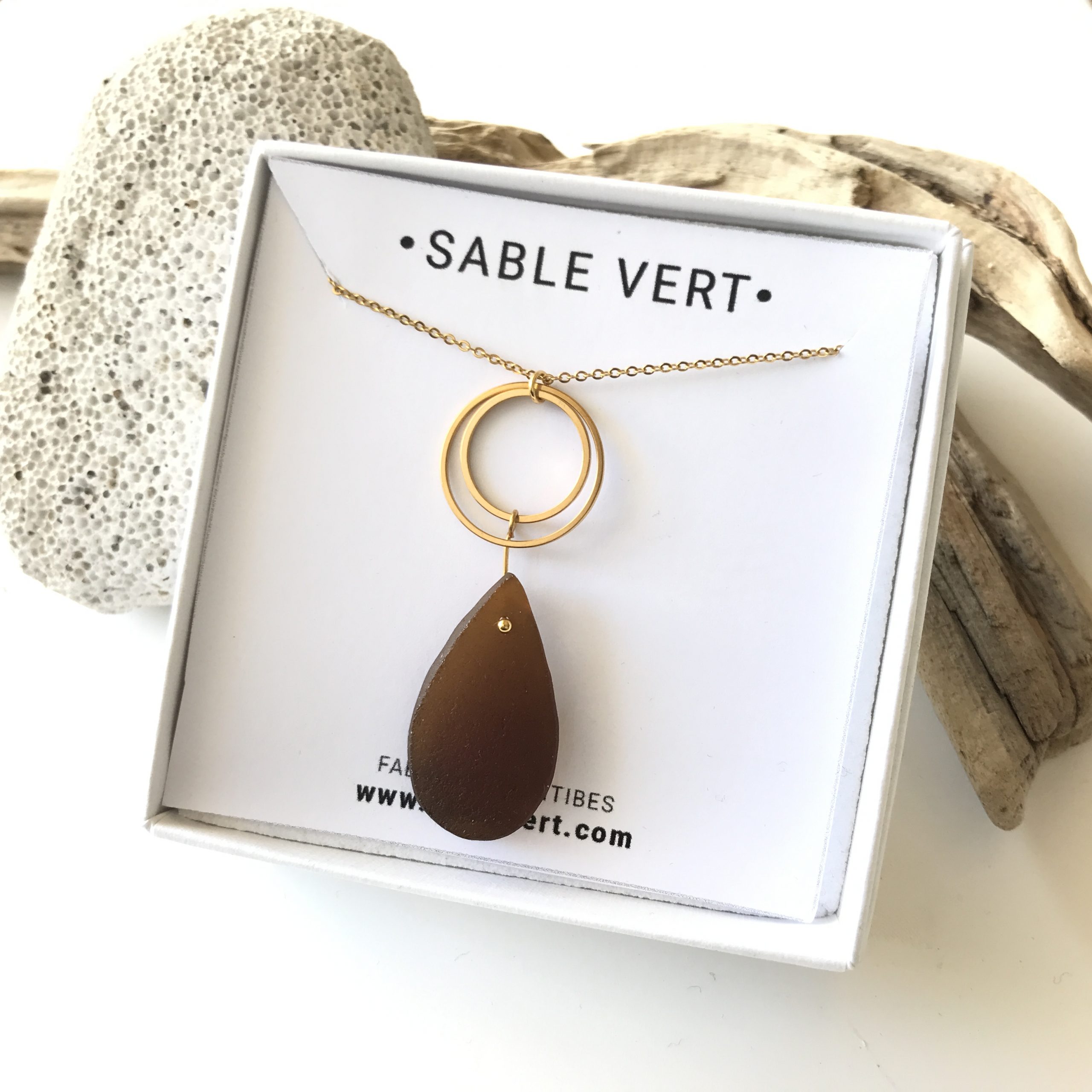SABLE VERT | Collier GOUTTE SALÉE - Bijou pendentif écologique en verre des plages - Fabriqué en France Antibes