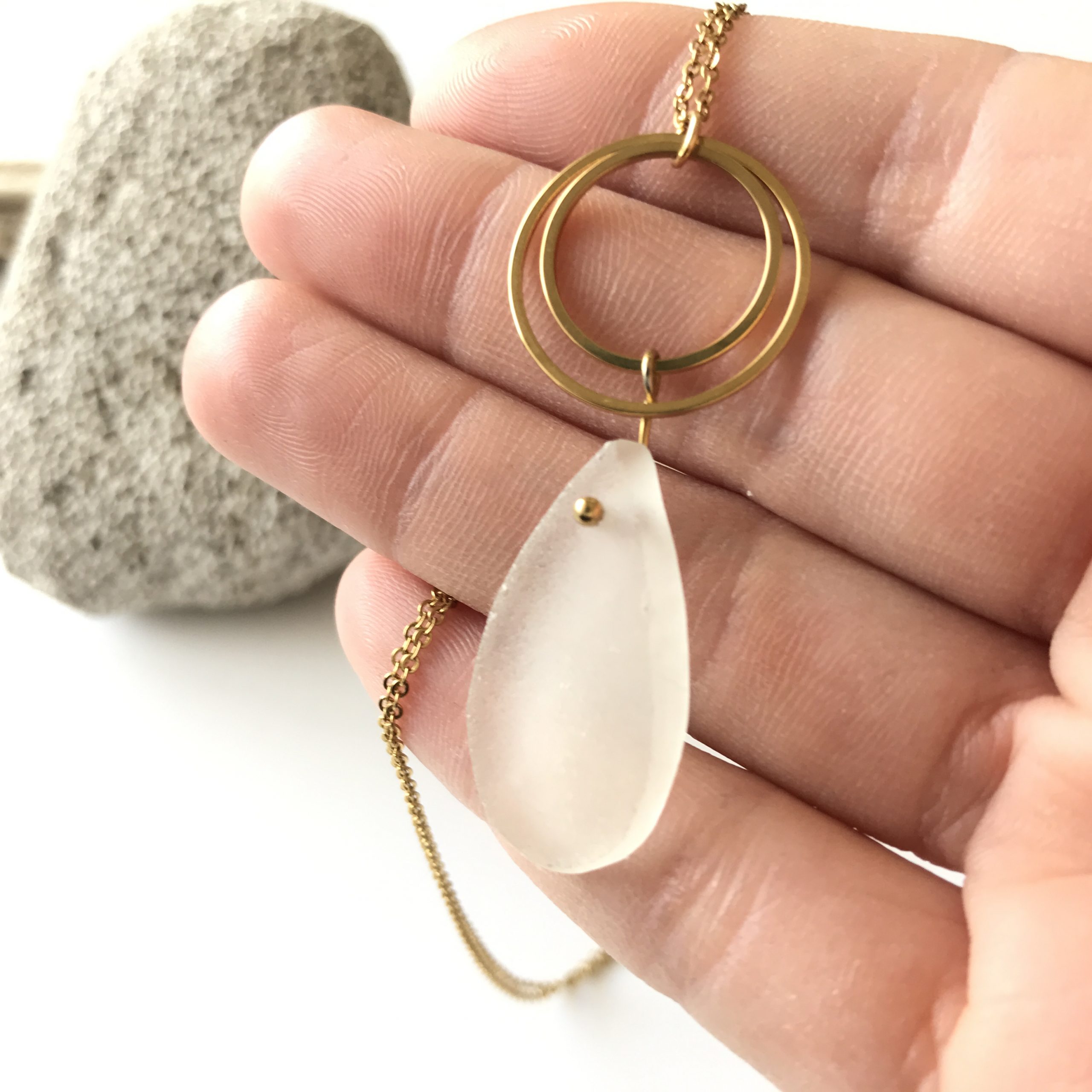 SABLE VERT | Collier GOUTTE SALÉE - Bijou pendentif écologique en verre des plages - Fabriqué en France Antibes