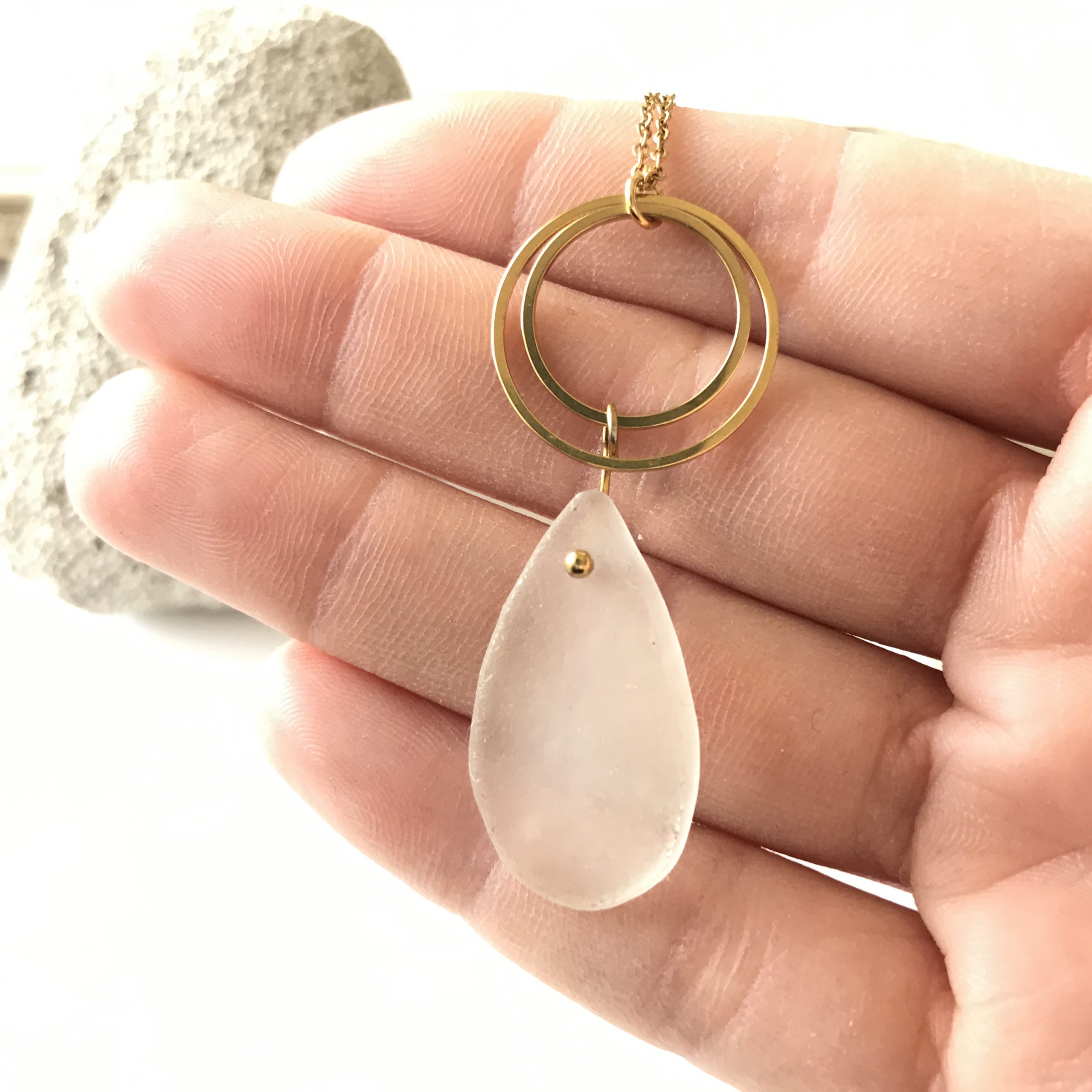 SABLE VERT | Collier GOUTTE SALÉE - Bijou pendentif écologique en verre des plages - Fabriqué en France Antibes