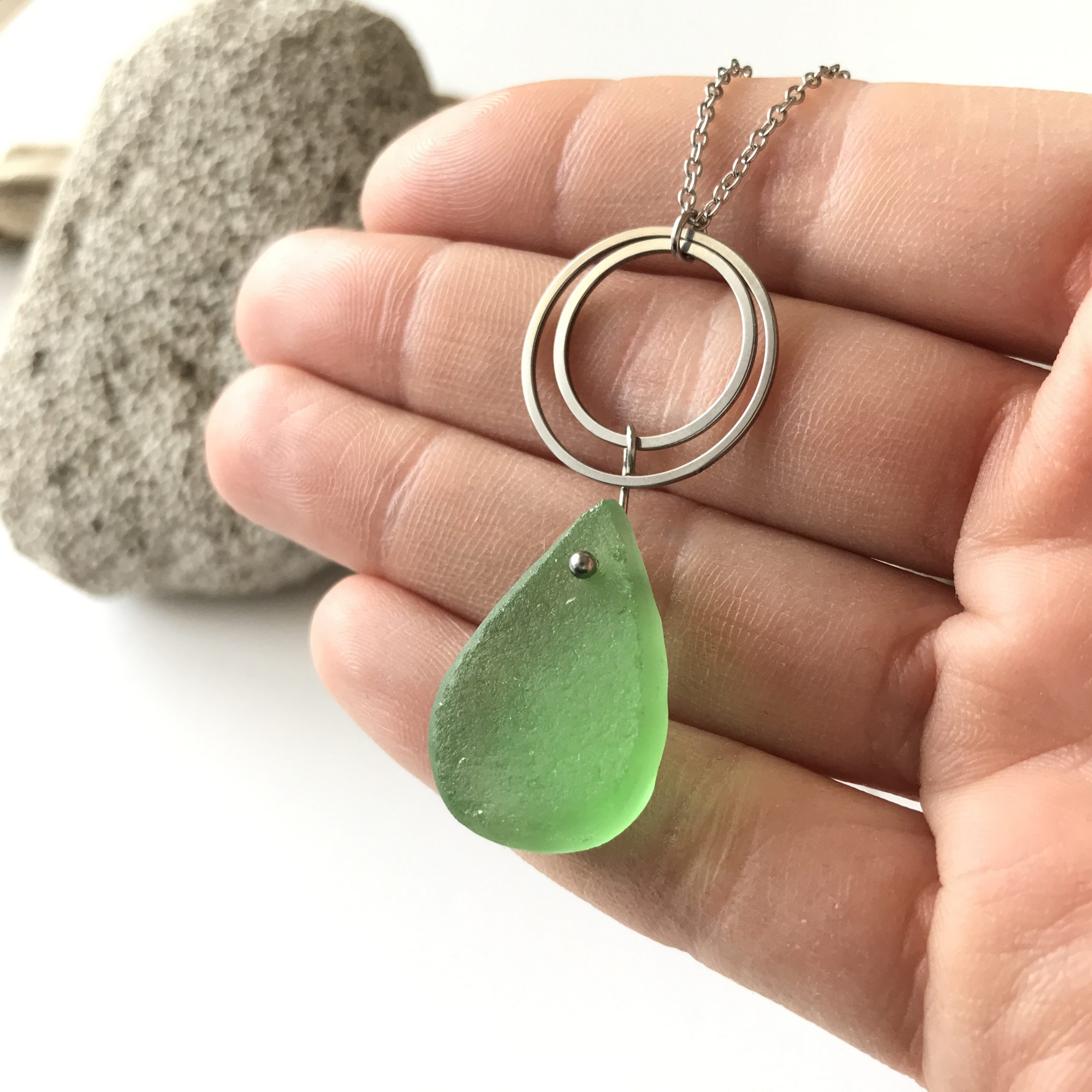 SABLE VERT | Collier GOUTTE SALÉE - Bijou pendentif écologique en verre des plages - Fabriqué en France Antibes