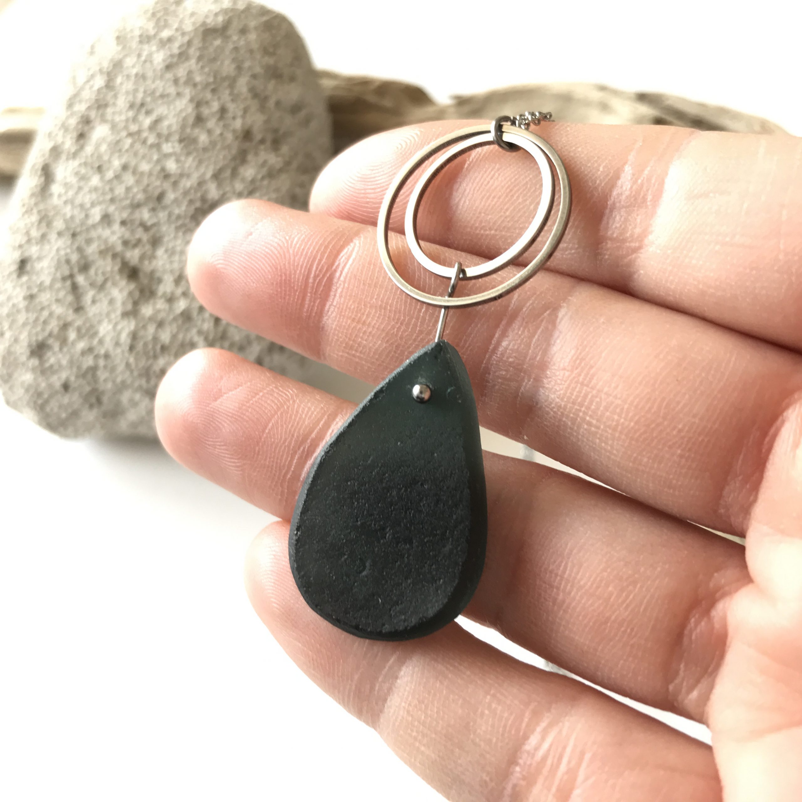 SABLE VERT | Collier GOUTTE SALÉE - Bijou pendentif écologique en verre des plages - Fabriqué en France Antibes