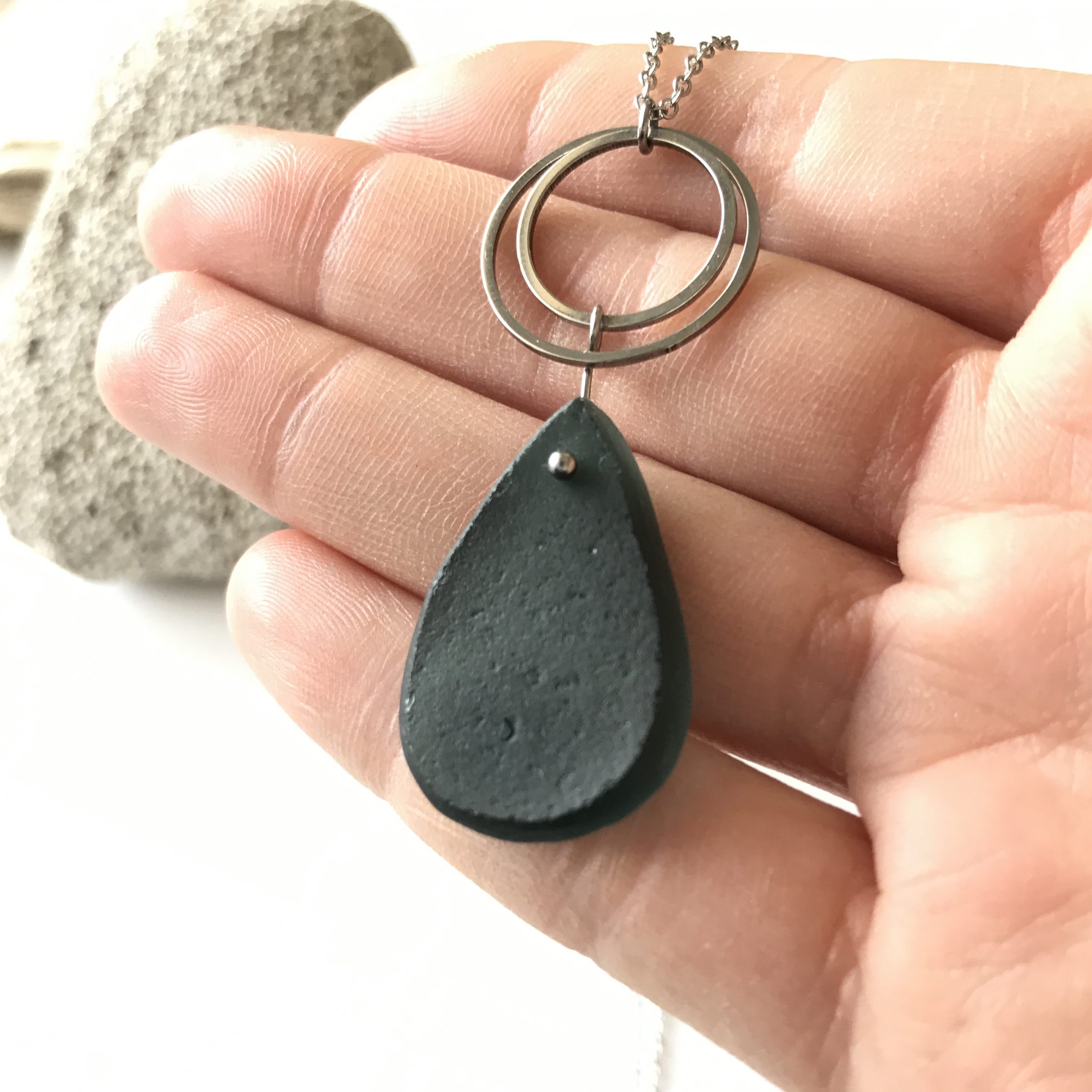 SABLE VERT | Collier GOUTTE SALÉE - Bijou pendentif écologique en verre des plages - Fabriqué en France Antibes