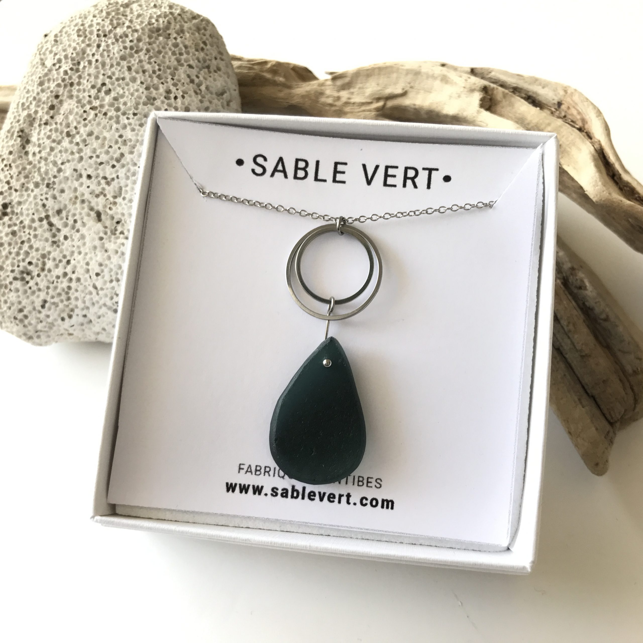 SABLE VERT | Collier GOUTTE SALÉE - Bijou pendentif écologique en verre des plages - Fabriqué en France Antibes