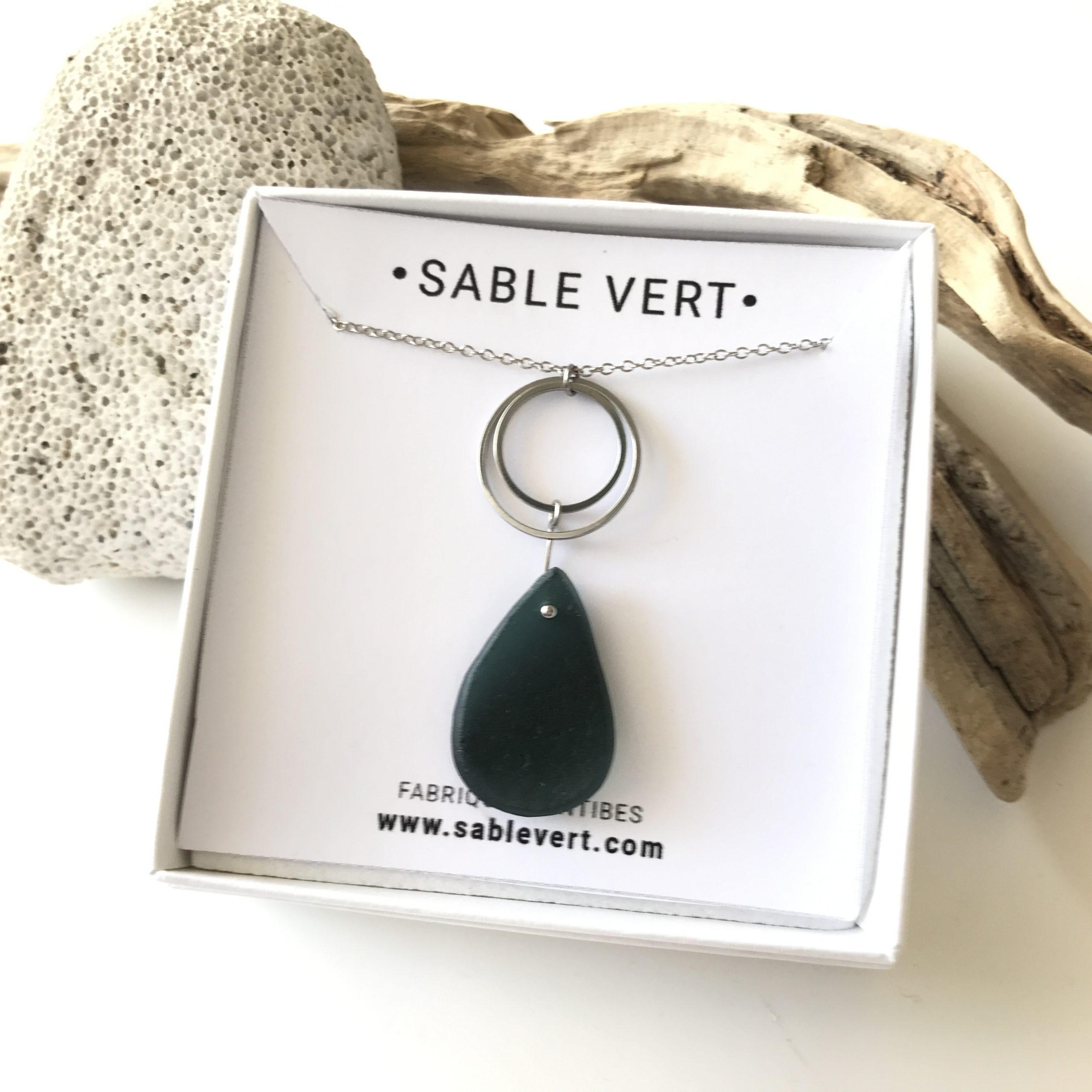 SABLE VERT | Collier GOUTTE SALÉE - Bijou pendentif écologique en verre des plages - Fabriqué en France Antibes