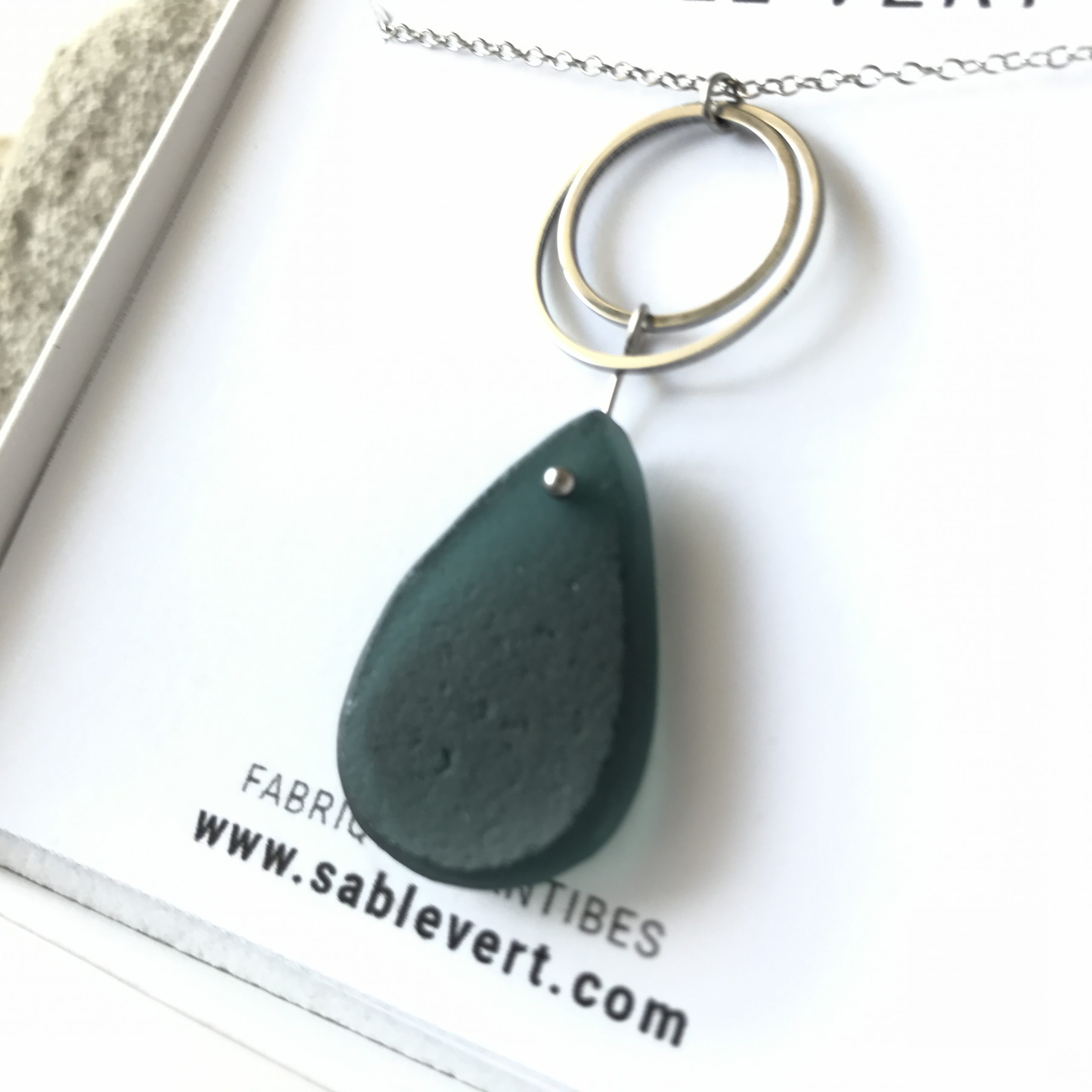 SABLE VERT | Collier GOUTTE SALÉE - Bijou pendentif écologique en verre des plages - Fabriqué en France Antibes