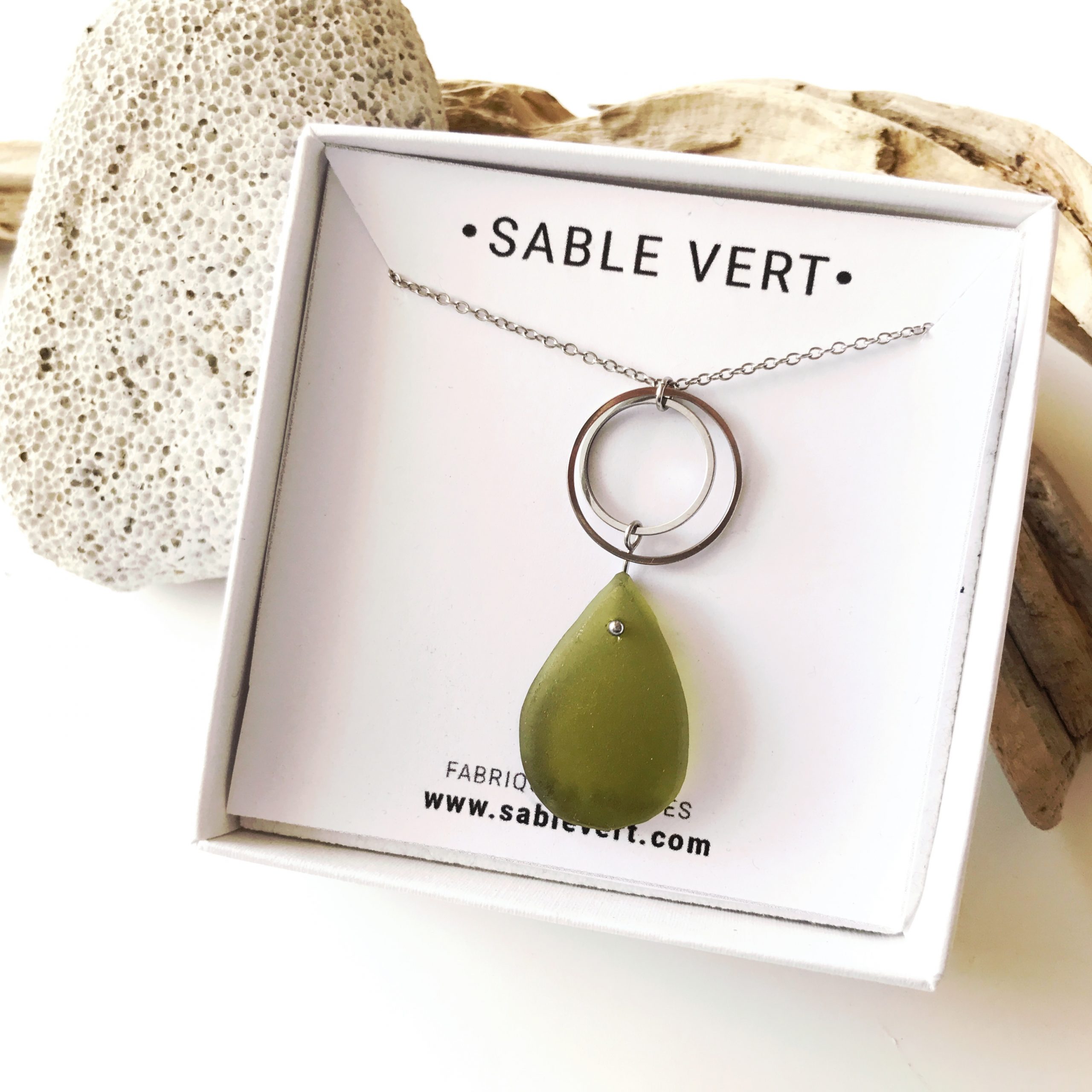 SABLE VERT | Collier GOUTTE SALÉE - Bijou pendentif écologique en verre des plages - Fabriqué en France Antibes