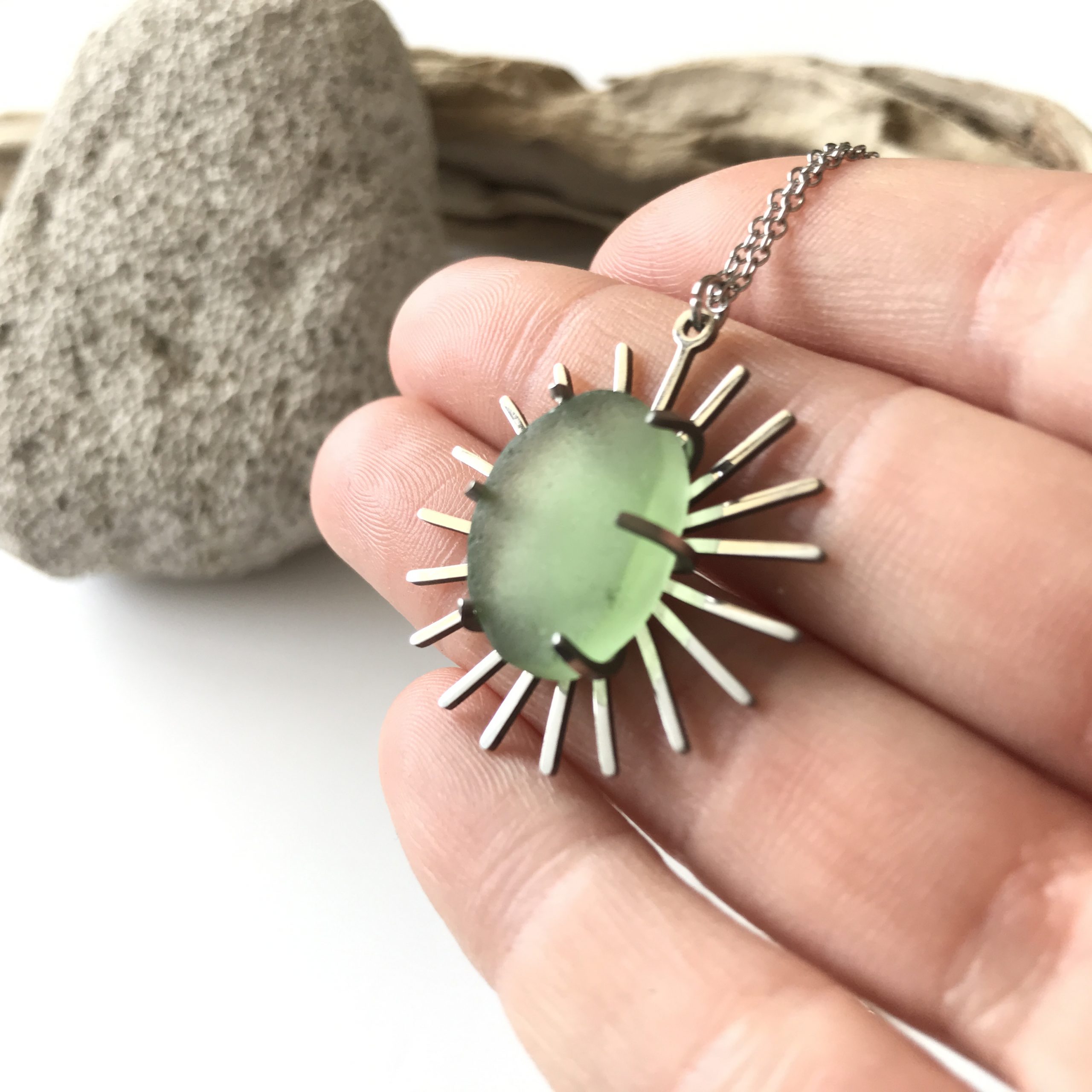 SABLE_VERT_Collier_Pendentif_Soleil_de_mer_en_verre_depoli