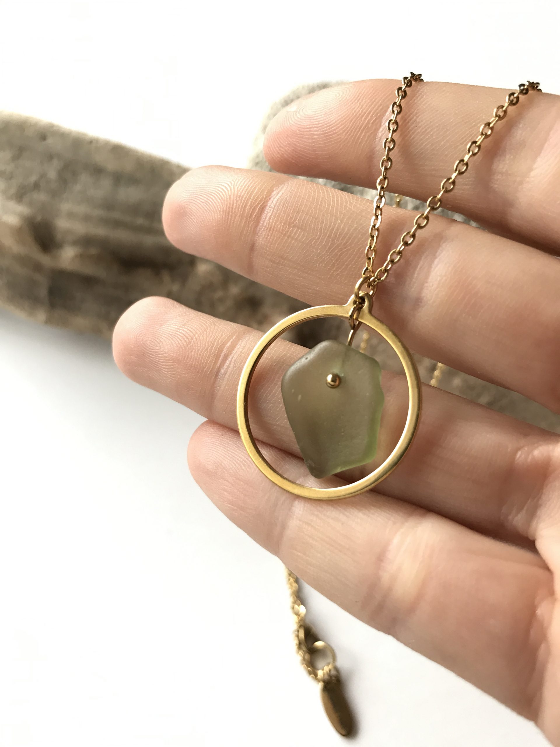 SABLE_VERT_Bijoux_Collier_Pendentif_Atoll_en_verre_recycle_seaglass_IMG_8929