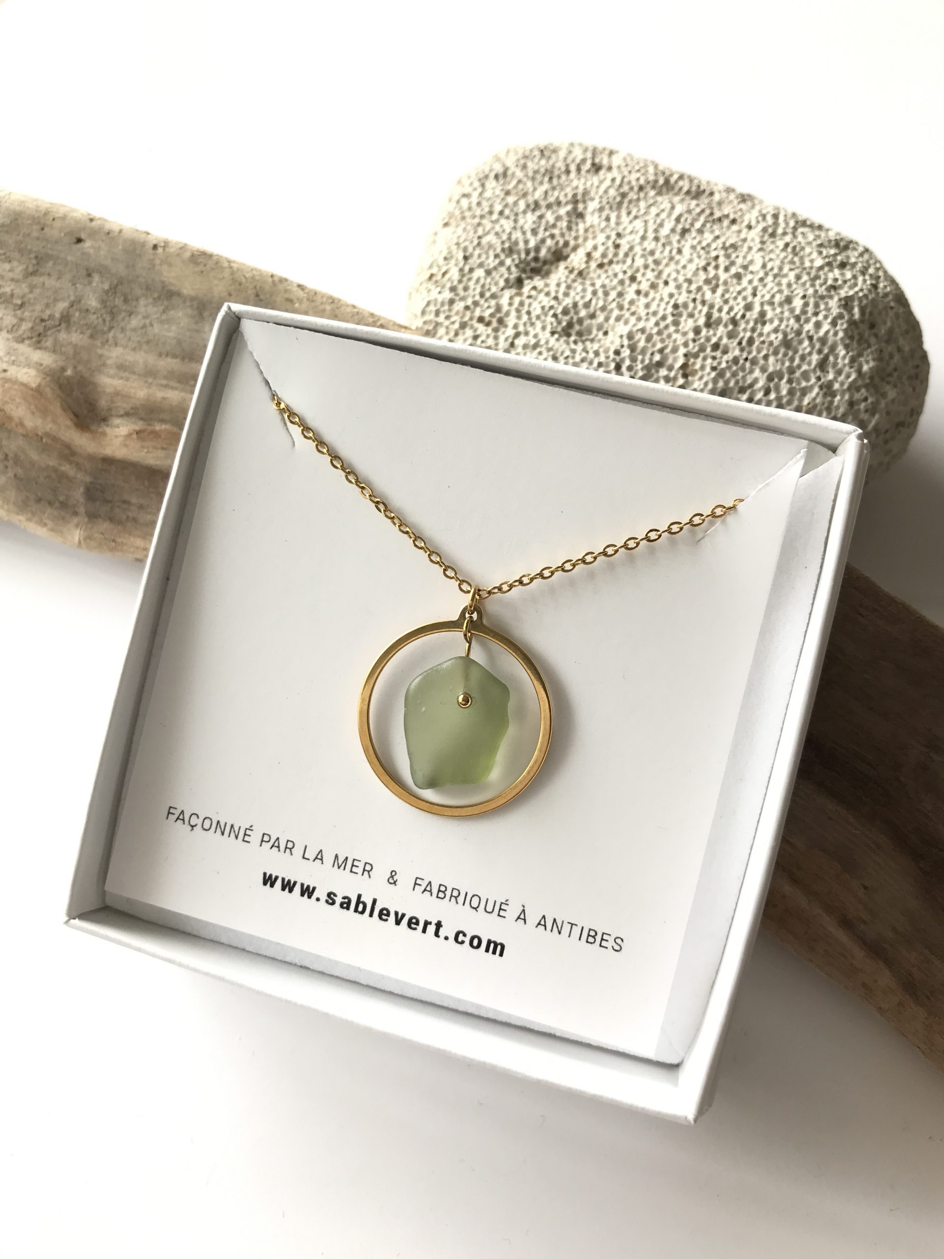 SABLE_VERT_Bijoux_Collier_Pendentif_Atoll_en_verre_recycle_seaglass_IMG_8931