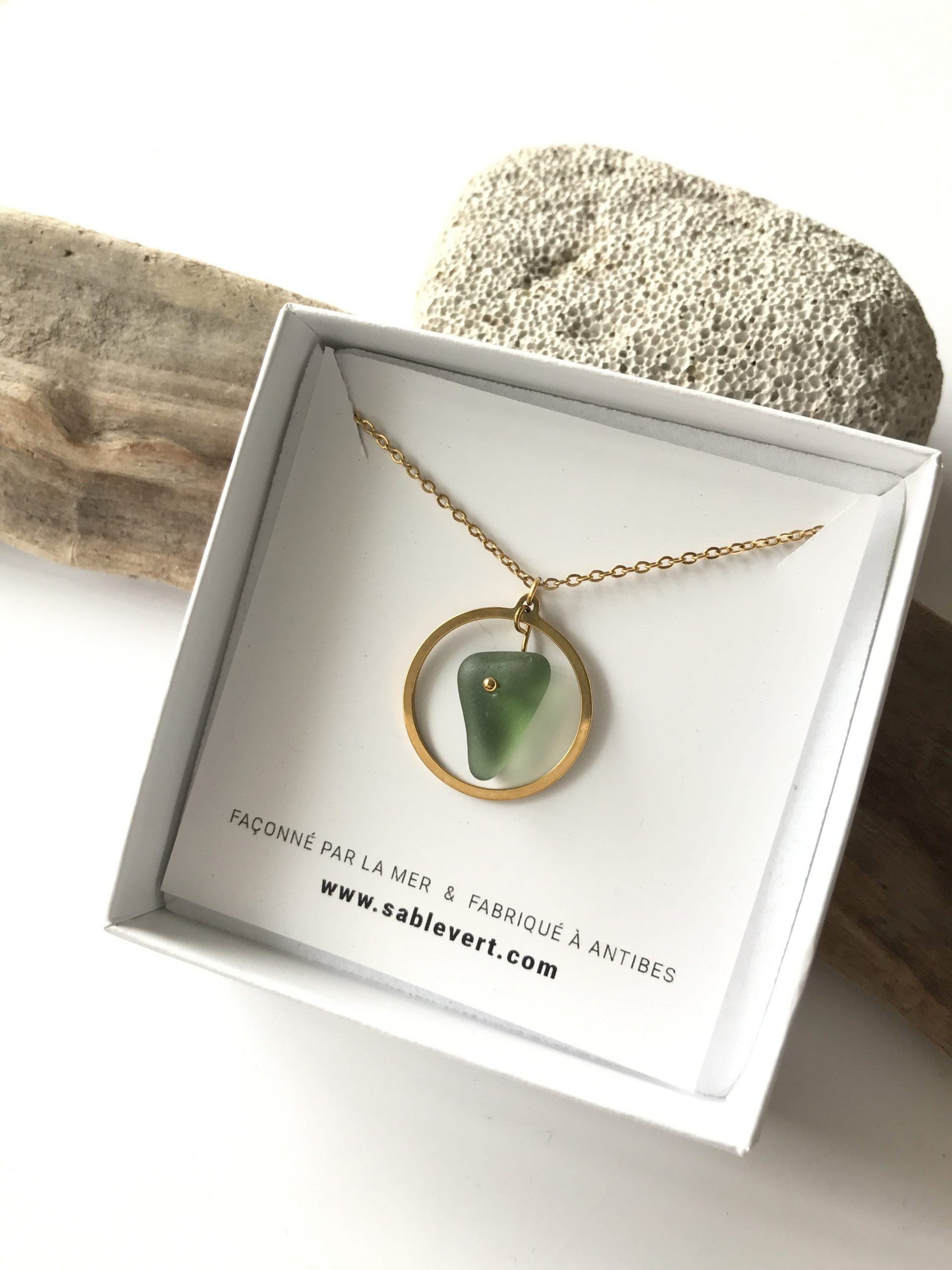 SABLE_VERT_Bijoux_Collier_Pendentif_Atoll_en_verre_recycle_seaglass_IMG_8932