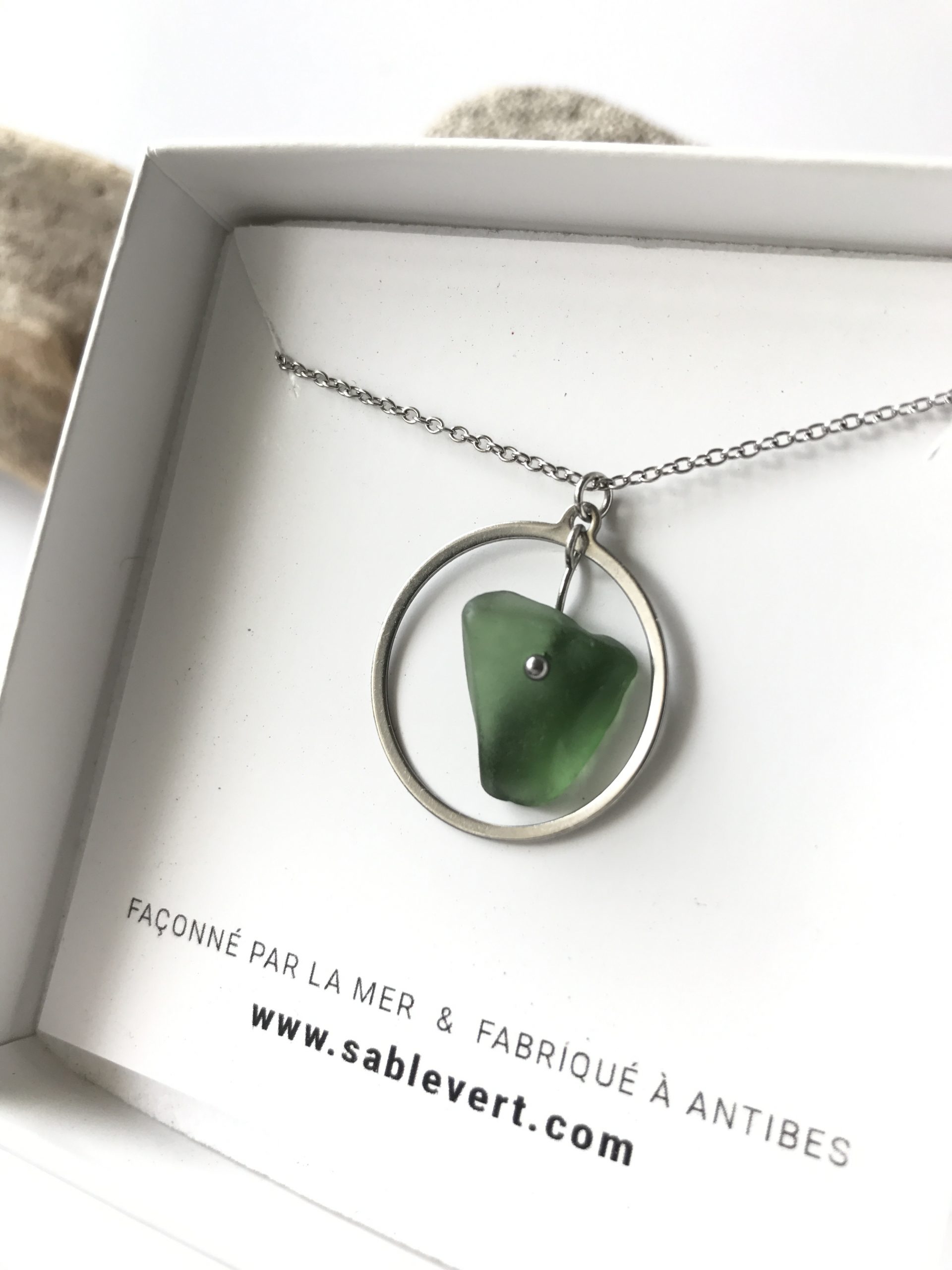 SABLE_VERT_Bijoux_Collier_Pendentif_Atoll_en_verre_recycle_seaglass_IMG_8953