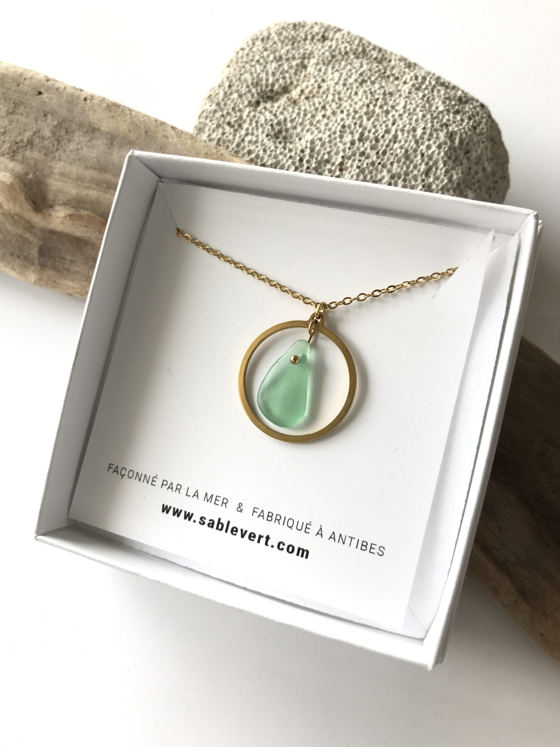 SABLE_VERT_Bijoux_Collier_Pendentif_Atoll_en_verre_recycle_seaglass_IMG_8958