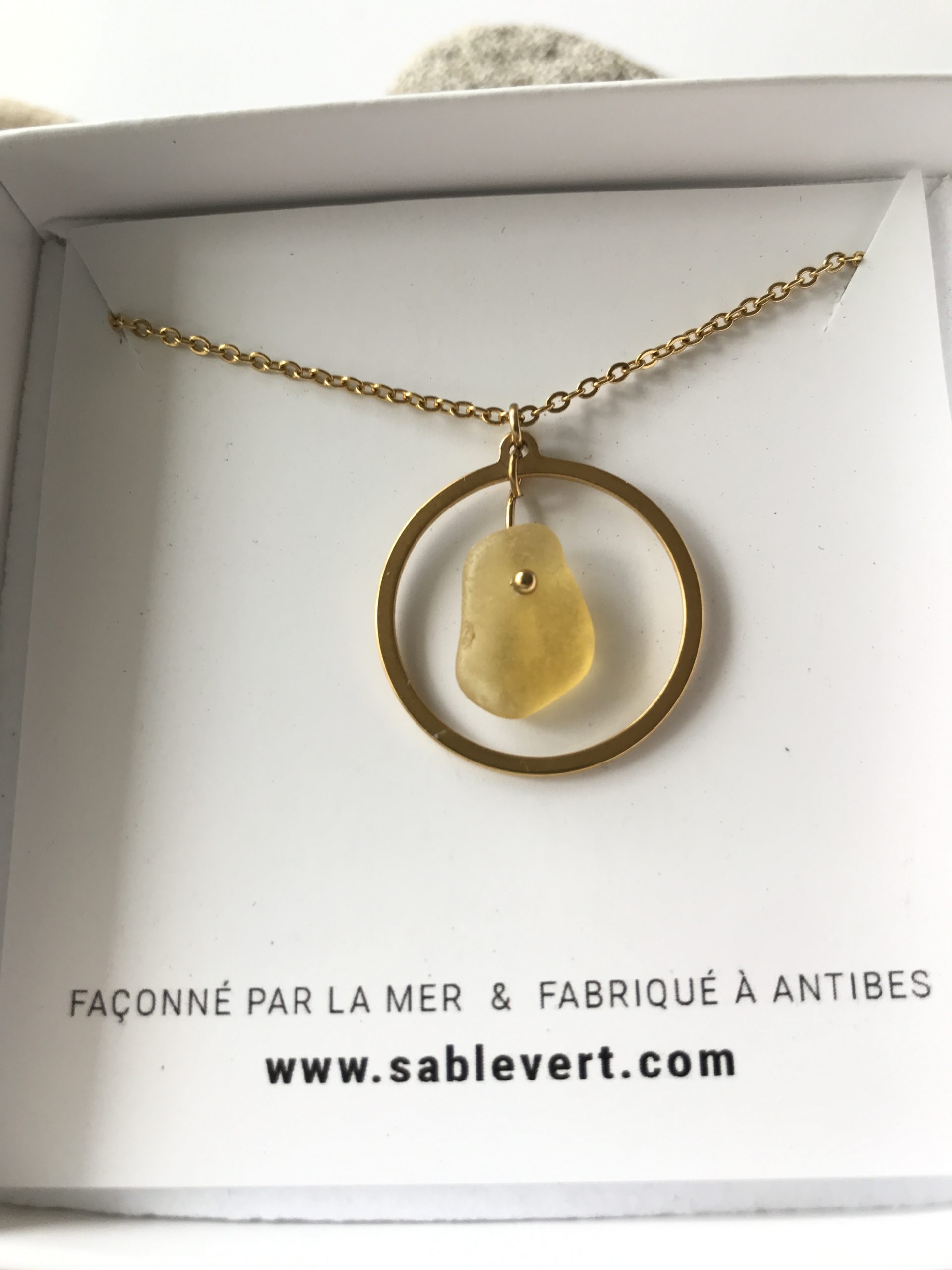 SABLE_VERT_Bijoux_Collier_Pendentif_Atoll_en_verre_recycle_seaglass_IMG_8960