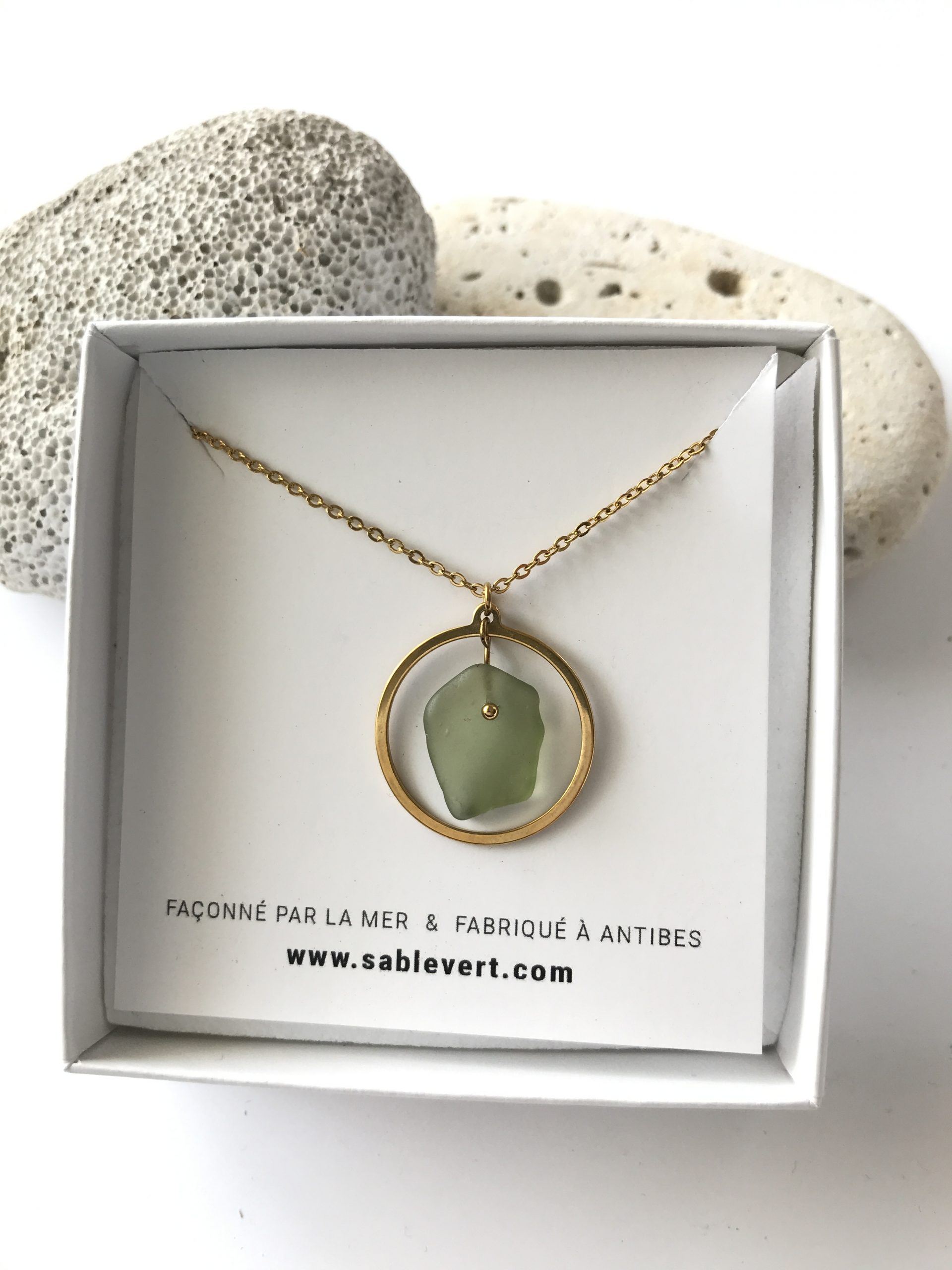 SABLE_VERT_Bijoux_Collier_Pendentif_Atoll_en_verre_recycle_seaglass_IMG_8984