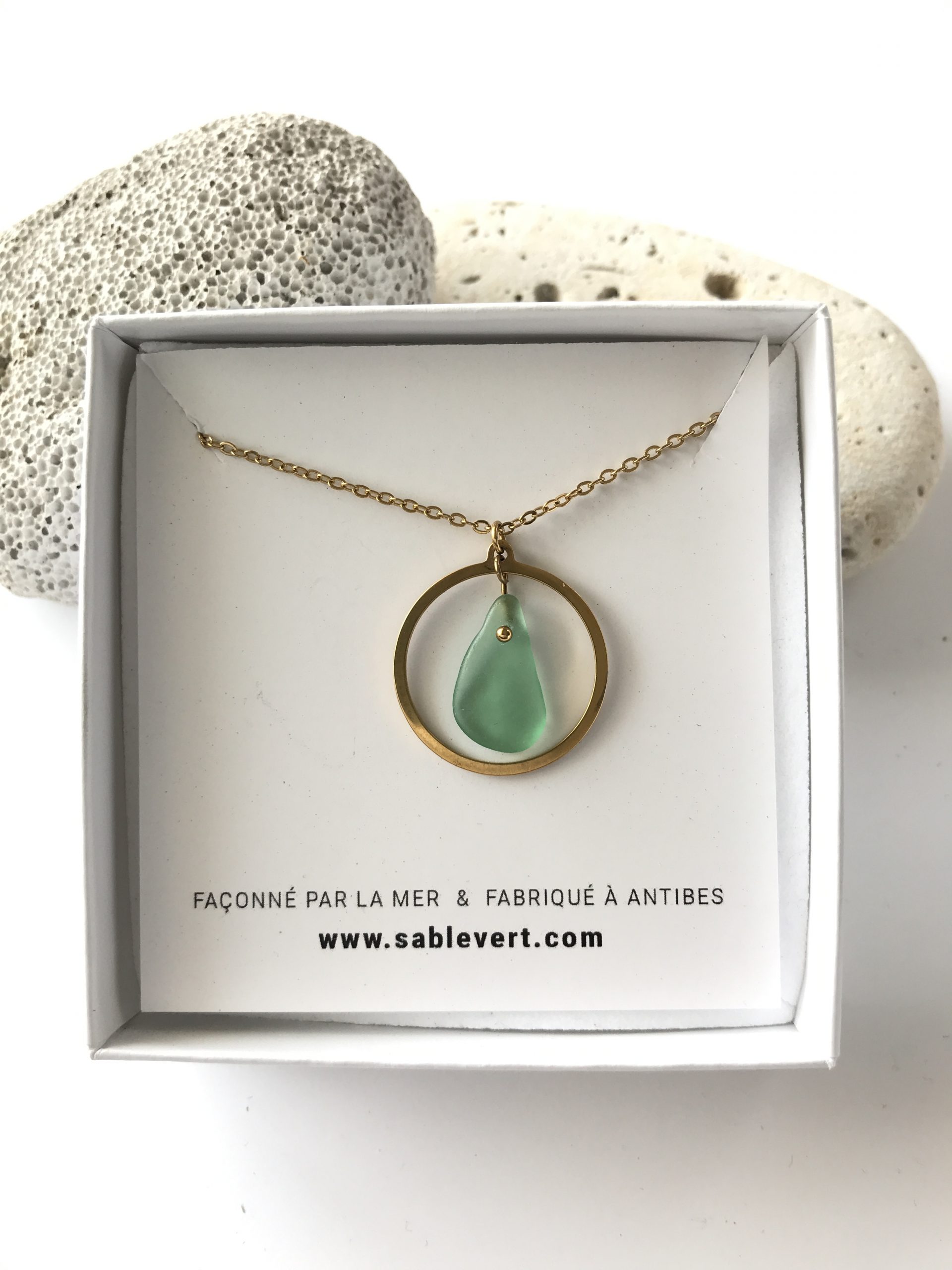 SABLE_VERT_Bijoux_Collier_Pendentif_Atoll_en_verre_recycle_seaglass_IMG_8985