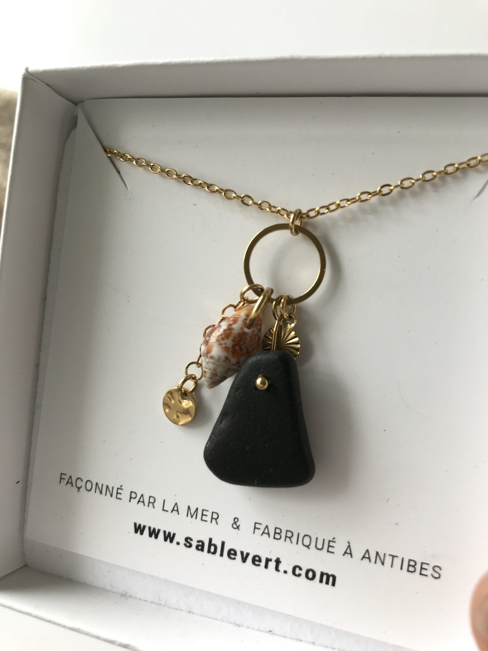 SABLE_VERT_Bijoux_Collier_Pendentif_Plage_en_verre_recycle_seaglass_IMG_8935