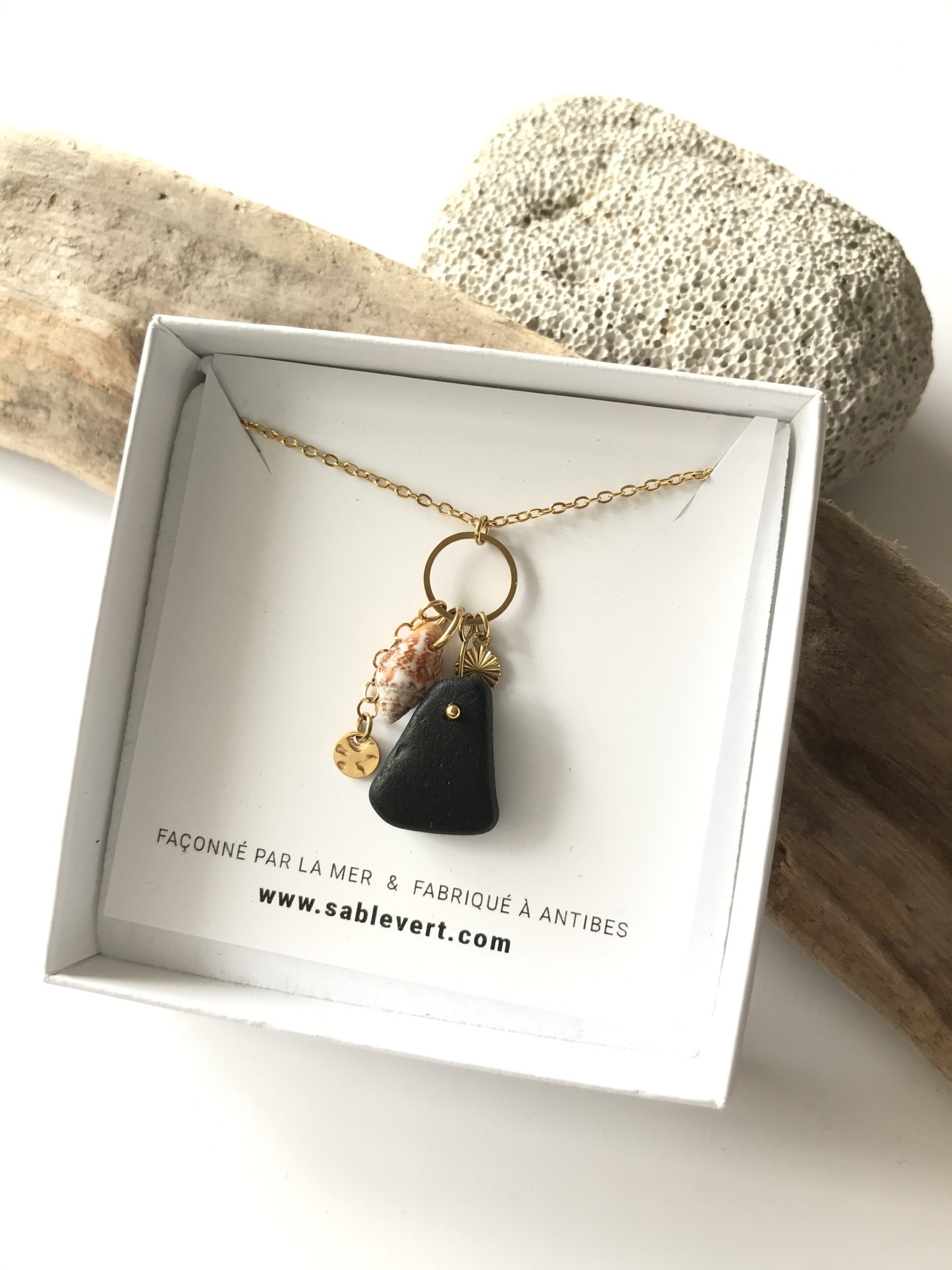 SABLE_VERT_Bijoux_Collier_Pendentif_Plage_en_verre_recycle_seaglass_IMG_8936