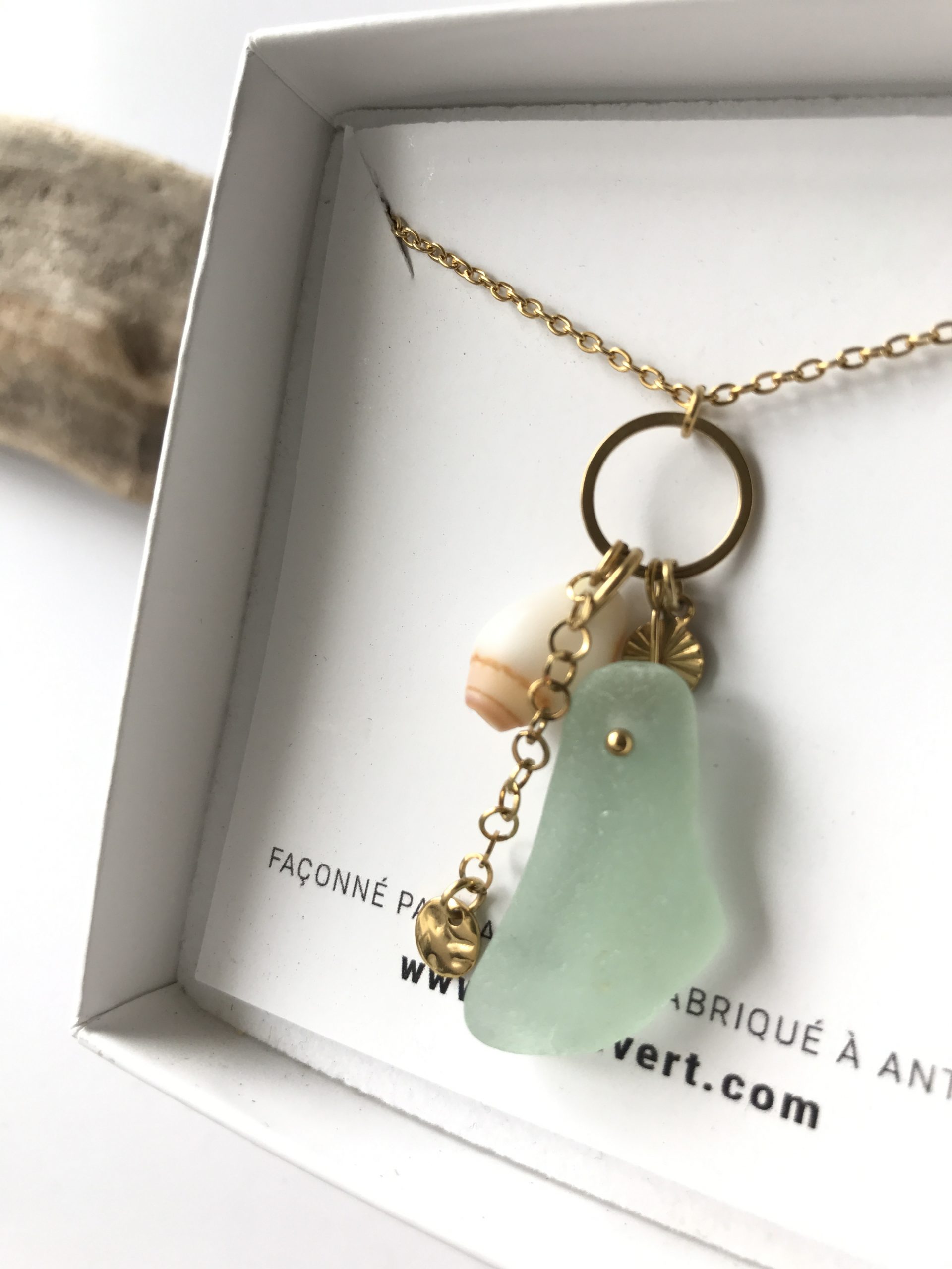 SABLE_VERT_Bijoux_Collier_Pendentif_Plage_en_verre_recycle_seaglass_IMG_8939