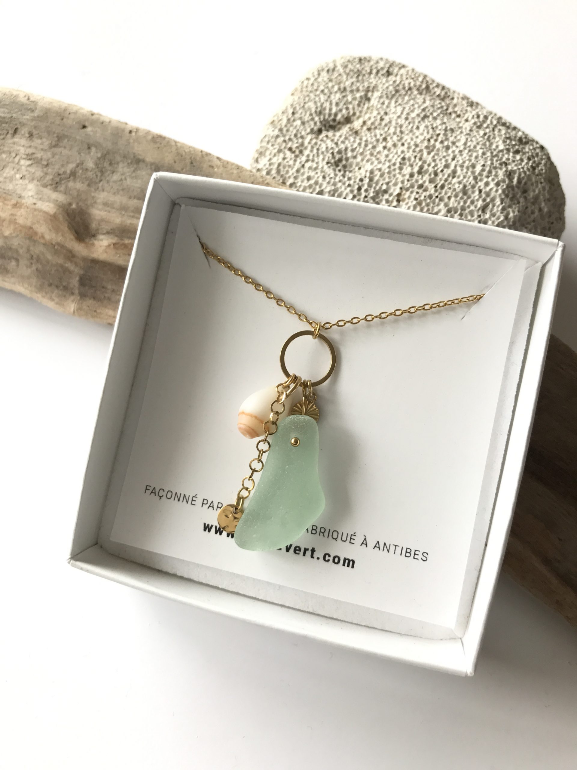SABLE_VERT_Bijoux_Collier_Pendentif_Plage_en_verre_recycle_seaglass_IMG_8940