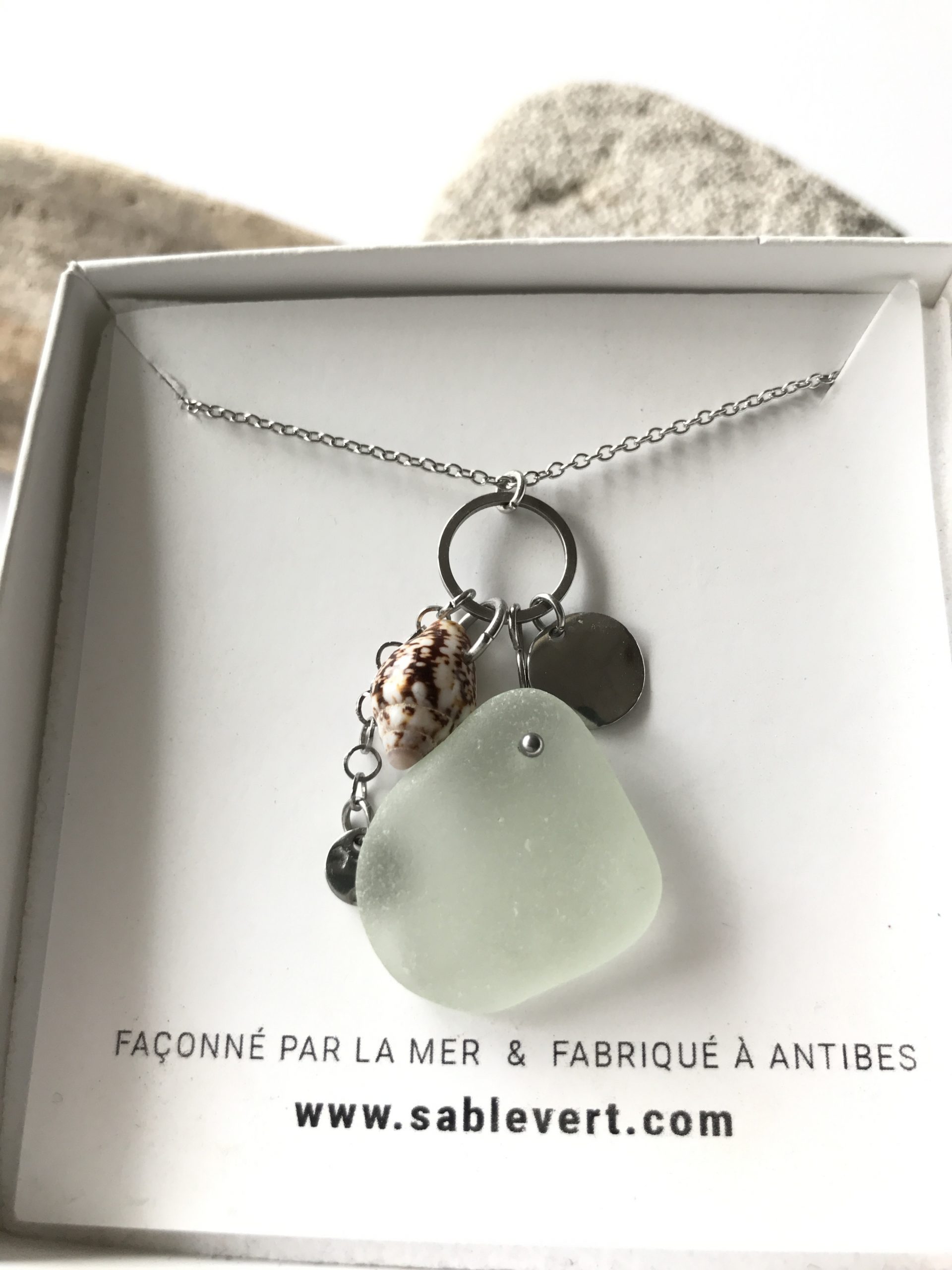 SABLE_VERT_Bijoux_Collier_Pendentif_Plage_en_verre_recycle_seaglass_IMG_8942