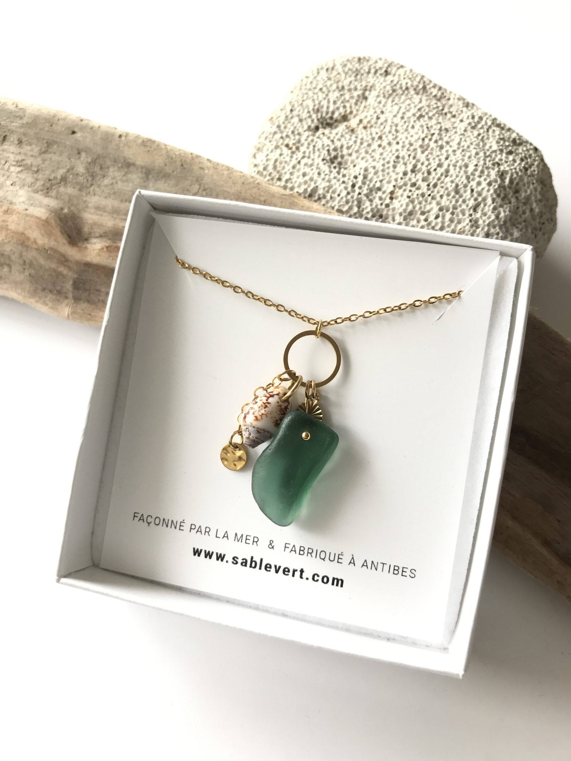 SABLE_VERT_Bijoux_Collier_Pendentif_Plage_en_verre_recycle_seaglass_IMG_8945