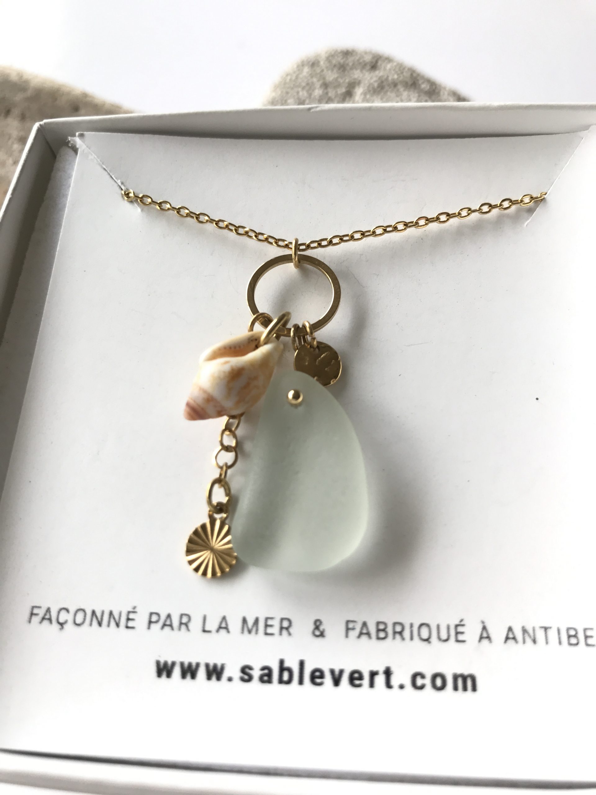 SABLE_VERT_Bijoux_Collier_Pendentif_Plage_en_verre_recycle_seaglass_IMG_8951