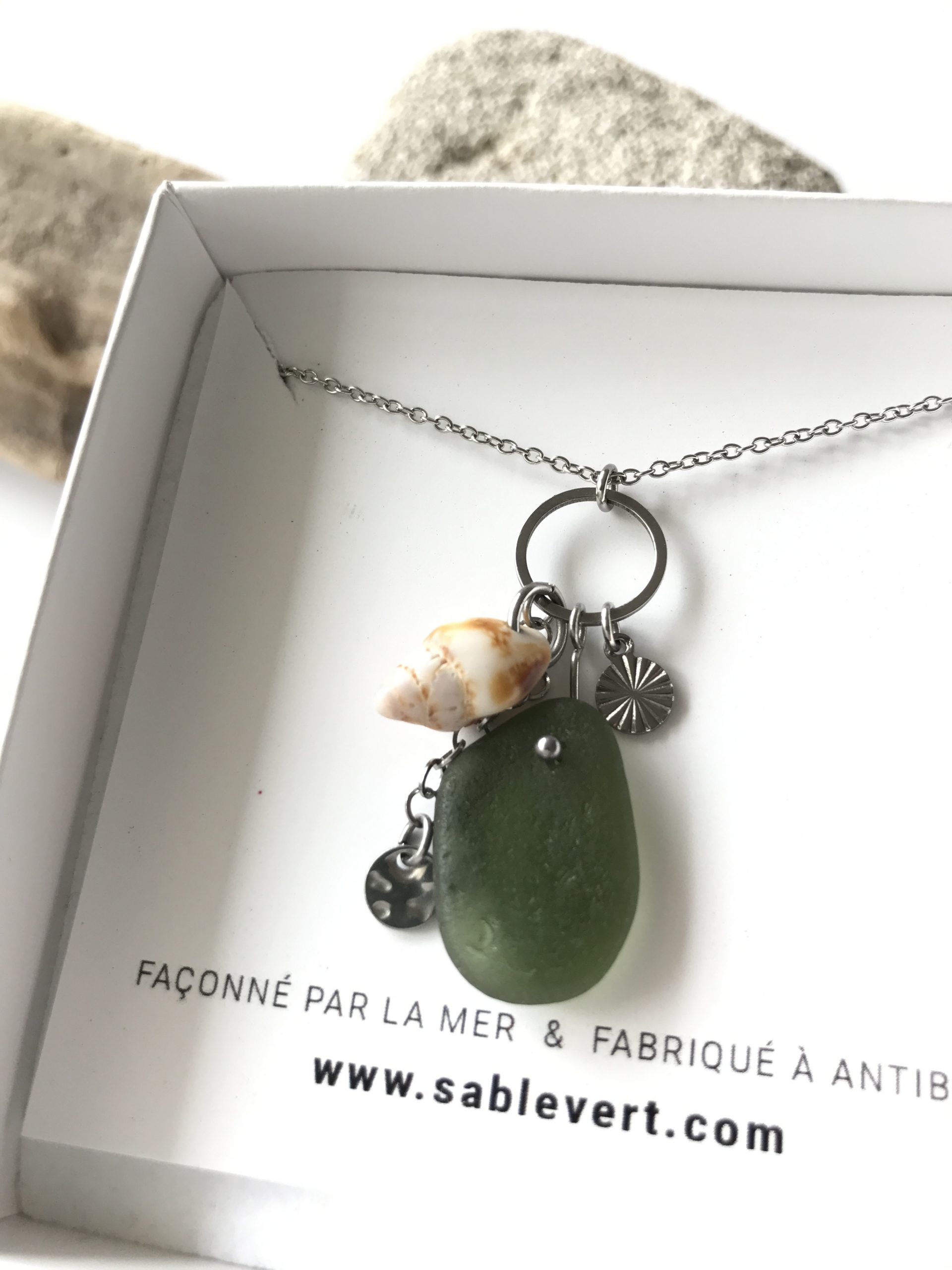 SABLE_VERT_Bijoux_Collier_Pendentif_Plage_en_verre_recycle_seaglass_IMG_8963