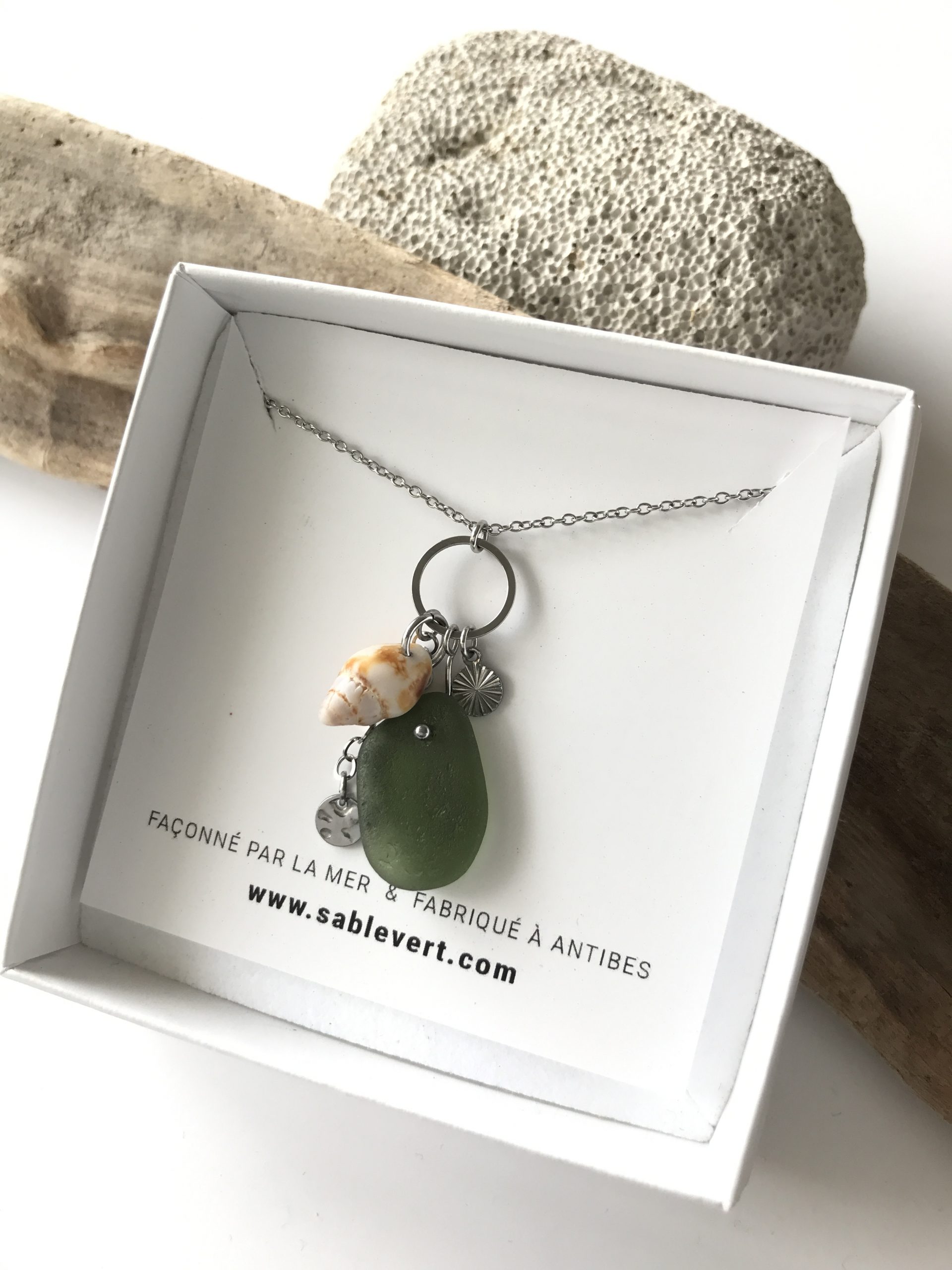 SABLE_VERT_Bijoux_Collier_Pendentif_Plage_en_verre_recycle_seaglass_IMG_8964