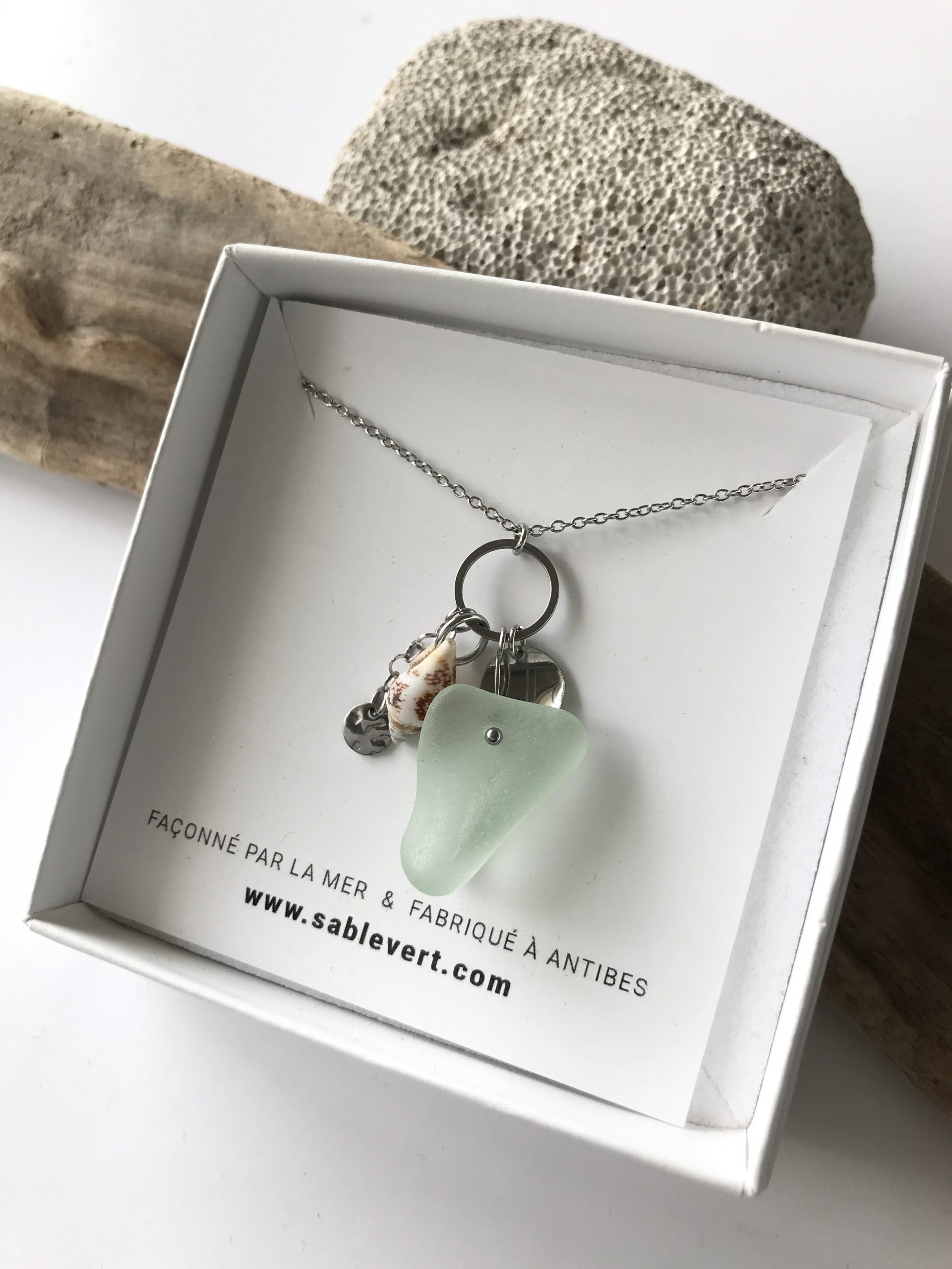 SABLE_VERT_Bijoux_Collier_Pendentif_Plage_en_verre_recycle_seaglass_IMG_8970