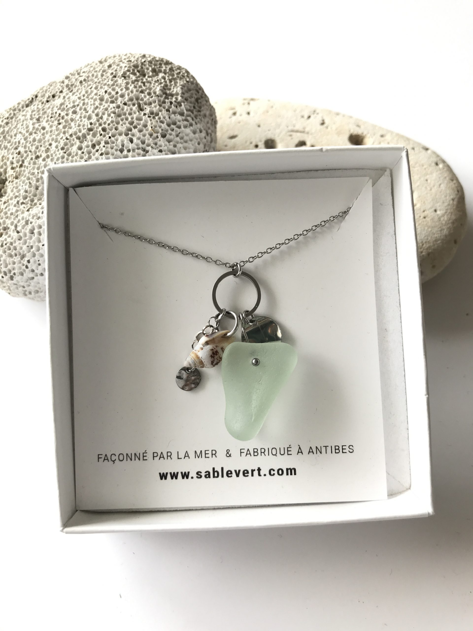 SABLE_VERT_Bijoux_Collier_Pendentif_Plage_en_verre_recycle_seaglass_IMG_8971