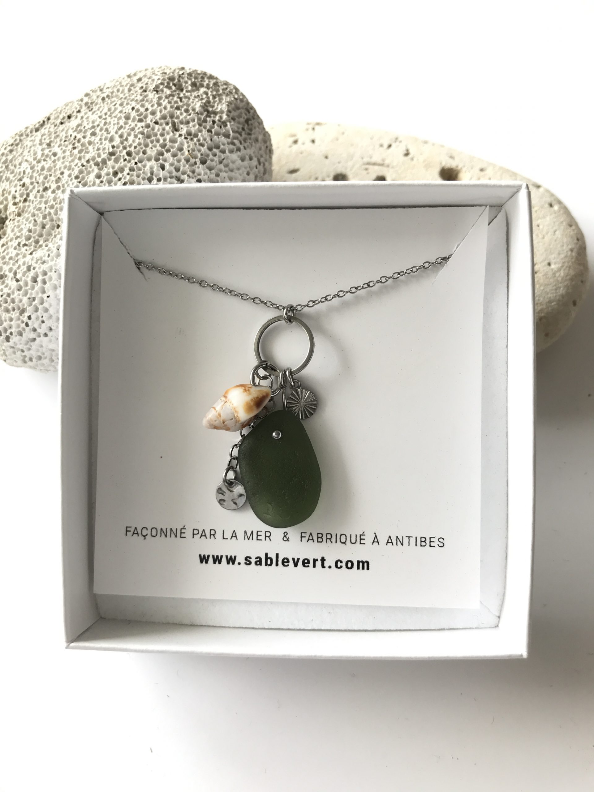 SABLE_VERT_Bijoux_Collier_Pendentif_Plage_en_verre_recycle_seaglass_IMG_8974