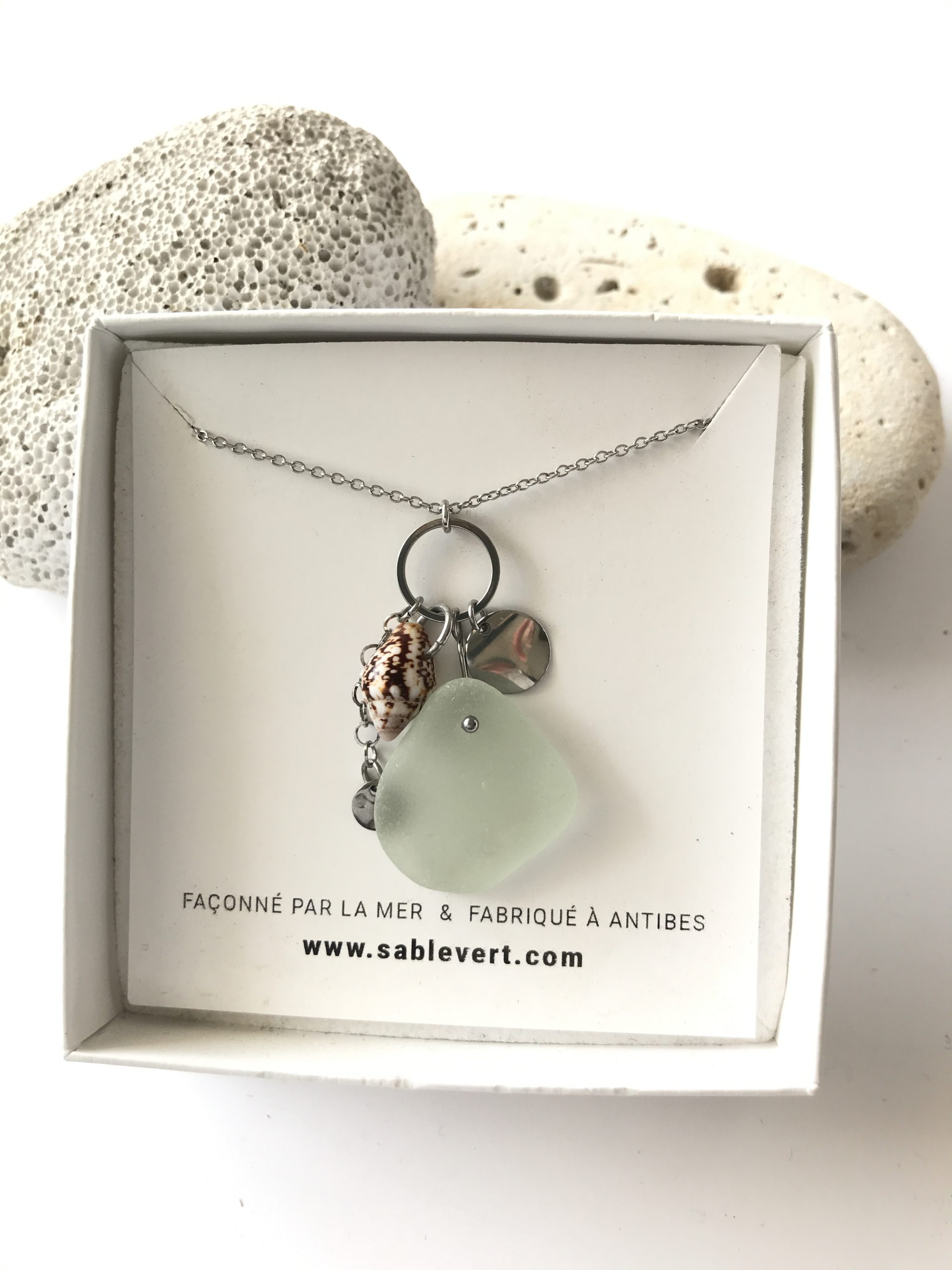 SABLE_VERT_Bijoux_Collier_Pendentif_Plage_en_verre_recycle_seaglass_IMG_8978