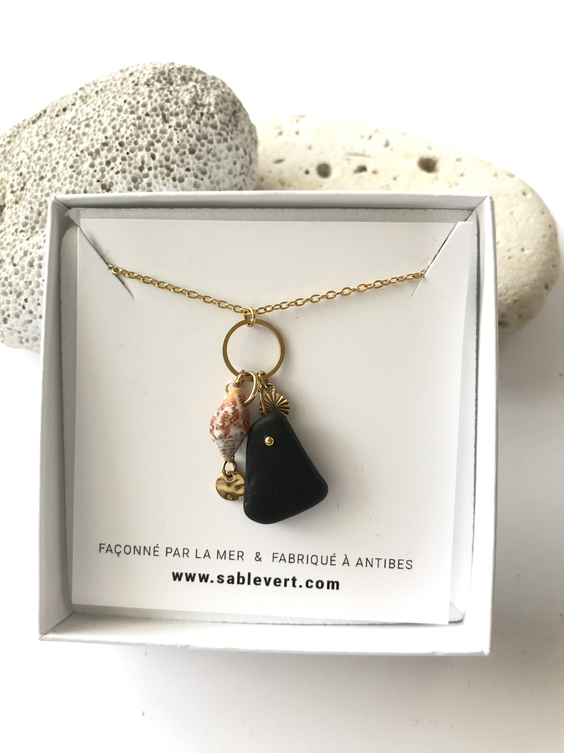 SABLE_VERT_Bijoux_Collier_Pendentif_Plage_en_verre_recycle_seaglass_IMG_8980
