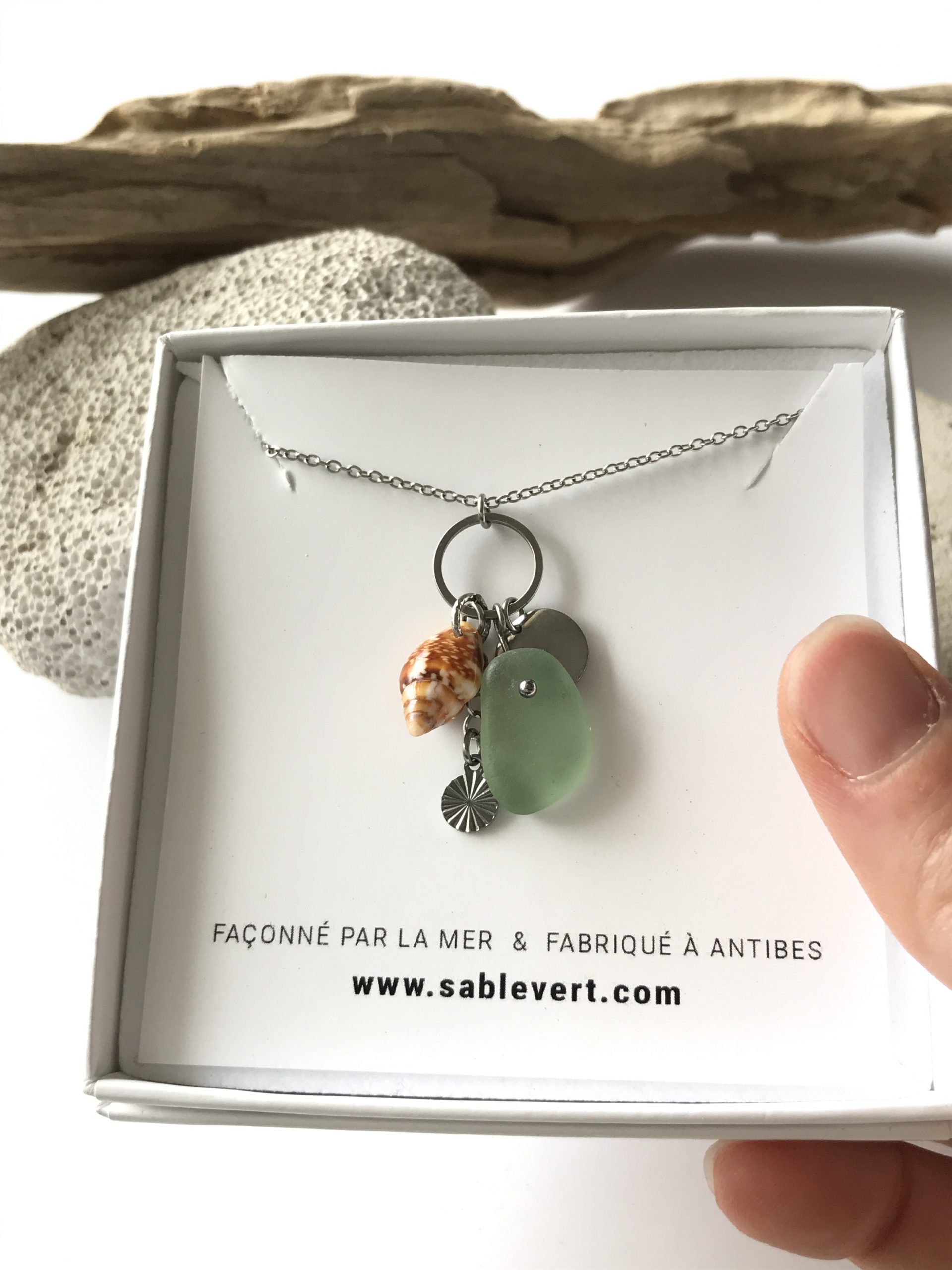 SABLE_VERT_Bijoux_Collier_Pendentif_Plage_en_verre_recycle_seaglass_IMG_9004