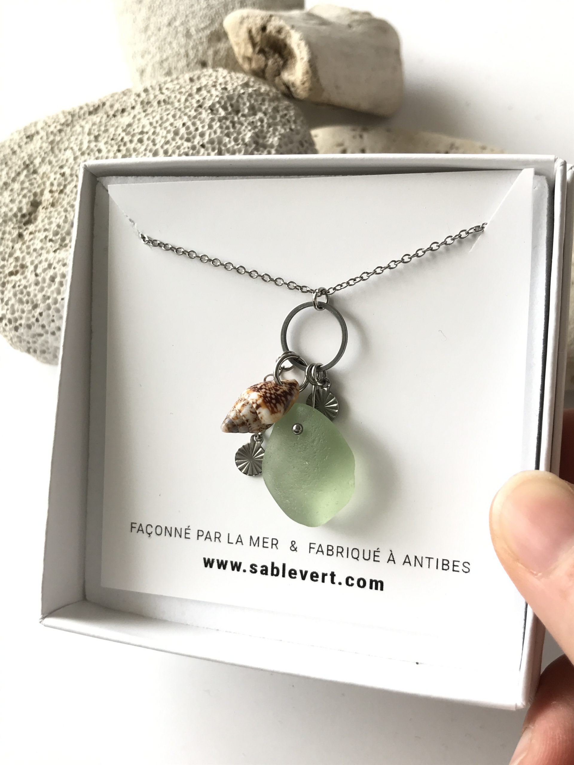 SABLE_VERT_Bijoux_Collier_Pendentif_Plage_en_verre_recycle_seaglass_IMG_9009